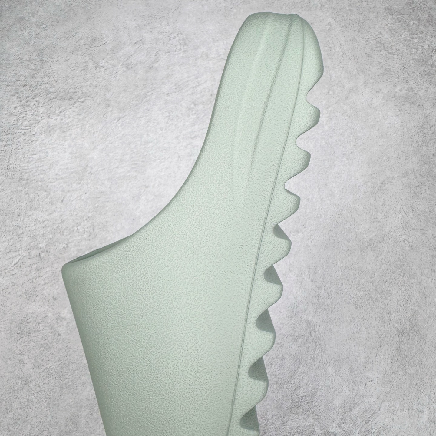 图片[7]-＃Lw纯原 YEEZY SLIDE 椰子拖鞋 绿色 ID5480 同源公司EVA粒子环保塑料 原厂指令配方 弹性卡色均保持原鞋一致 匠心打造 采用原厂进口MD全套模具打造 全套原楦头 鞋口弧度大小 鞋面色泽质感同步原鞋 LOGO内侧钢印清晰工整 原厂定制原标 同比ZP 符合人体设计 独家开发至48.5码 尺码：36 37 38 39 40.5 42 43 44.5 46 47 48.5-选品中心