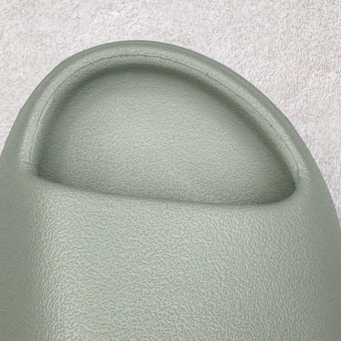 图片[10]-＃Lw纯原 YEEZY SLIDE 椰子拖鞋 绿色 ID5480 同源公司EVA粒子环保塑料 原厂指令配方 弹性卡色均保持原鞋一致 匠心打造 采用原厂进口MD全套模具打造 全套原楦头 鞋口弧度大小 鞋面色泽质感同步原鞋 LOGO内侧钢印清晰工整 原厂定制原标 同比ZP 符合人体设计 独家开发至48.5码 尺码：36 37 38 39 40.5 42 43 44.5 46 47 48.5-选品中心