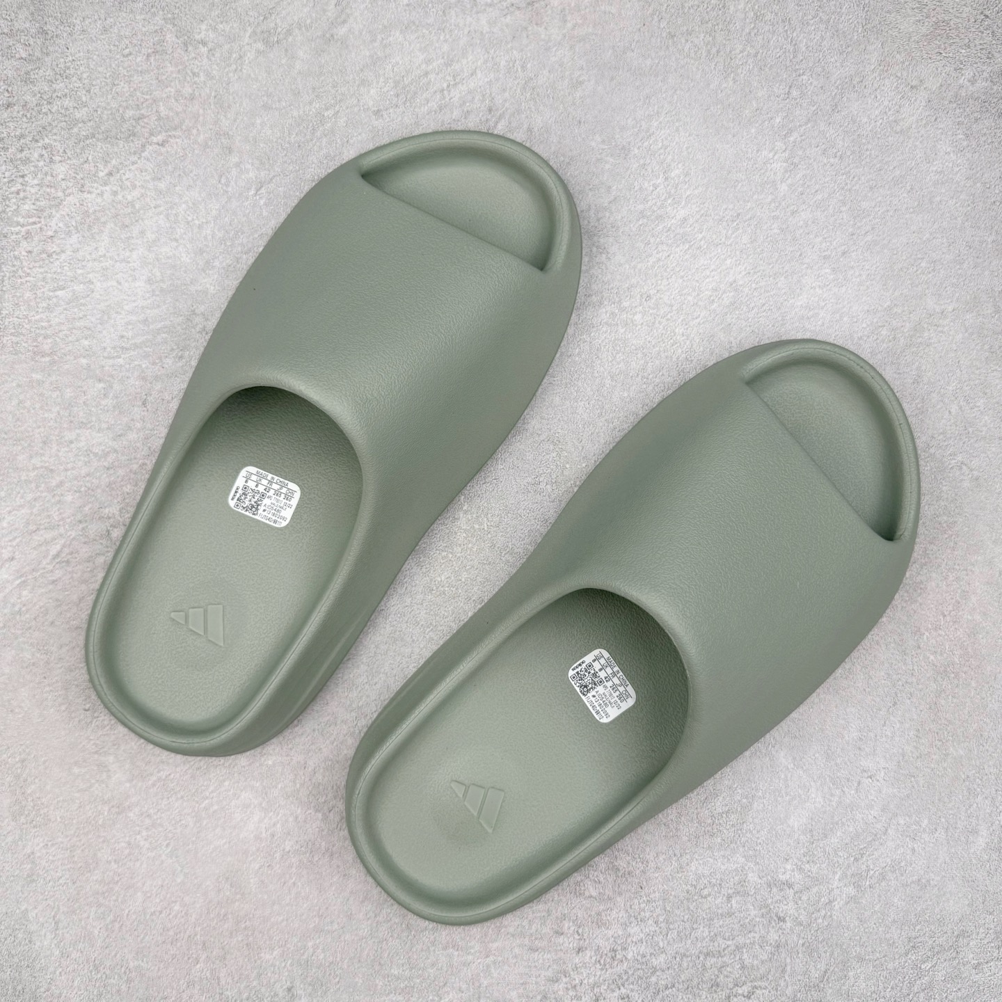 图片[3]-＃Lw纯原 YEEZY SLIDE 椰子拖鞋 绿色 ID5480 同源公司EVA粒子环保塑料 原厂指令配方 弹性卡色均保持原鞋一致 匠心打造 采用原厂进口MD全套模具打造 全套原楦头 鞋口弧度大小 鞋面色泽质感同步原鞋 LOGO内侧钢印清晰工整 原厂定制原标 同比ZP 符合人体设计 独家开发至48.5码 尺码：36 37 38 39 40.5 42 43 44.5 46 47 48.5-选品中心