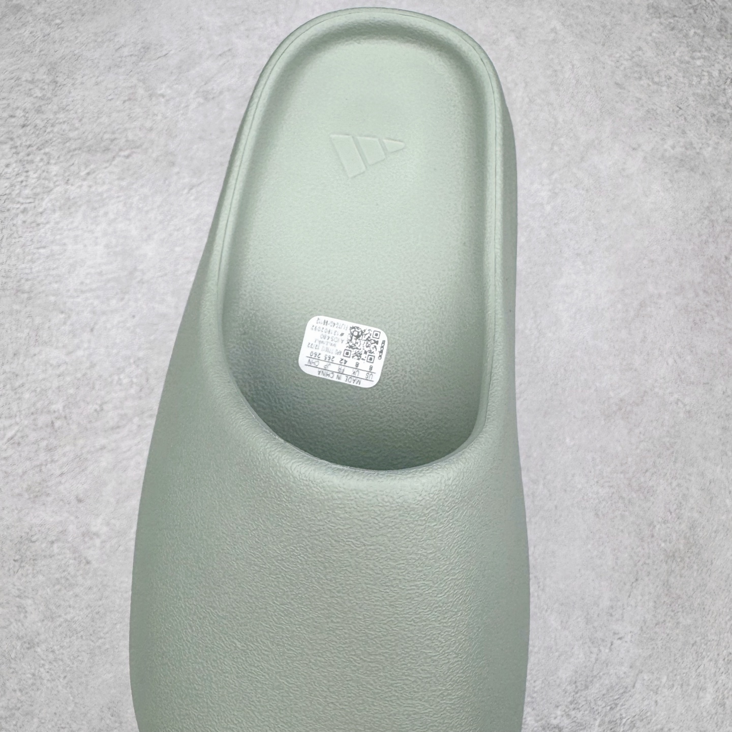 图片[5]-＃Lw纯原 YEEZY SLIDE 椰子拖鞋 绿色 ID5480 同源公司EVA粒子环保塑料 原厂指令配方 弹性卡色均保持原鞋一致 匠心打造 采用原厂进口MD全套模具打造 全套原楦头 鞋口弧度大小 鞋面色泽质感同步原鞋 LOGO内侧钢印清晰工整 原厂定制原标 同比ZP 符合人体设计 独家开发至48.5码 尺码：36 37 38 39 40.5 42 43 44.5 46 47 48.5-选品中心