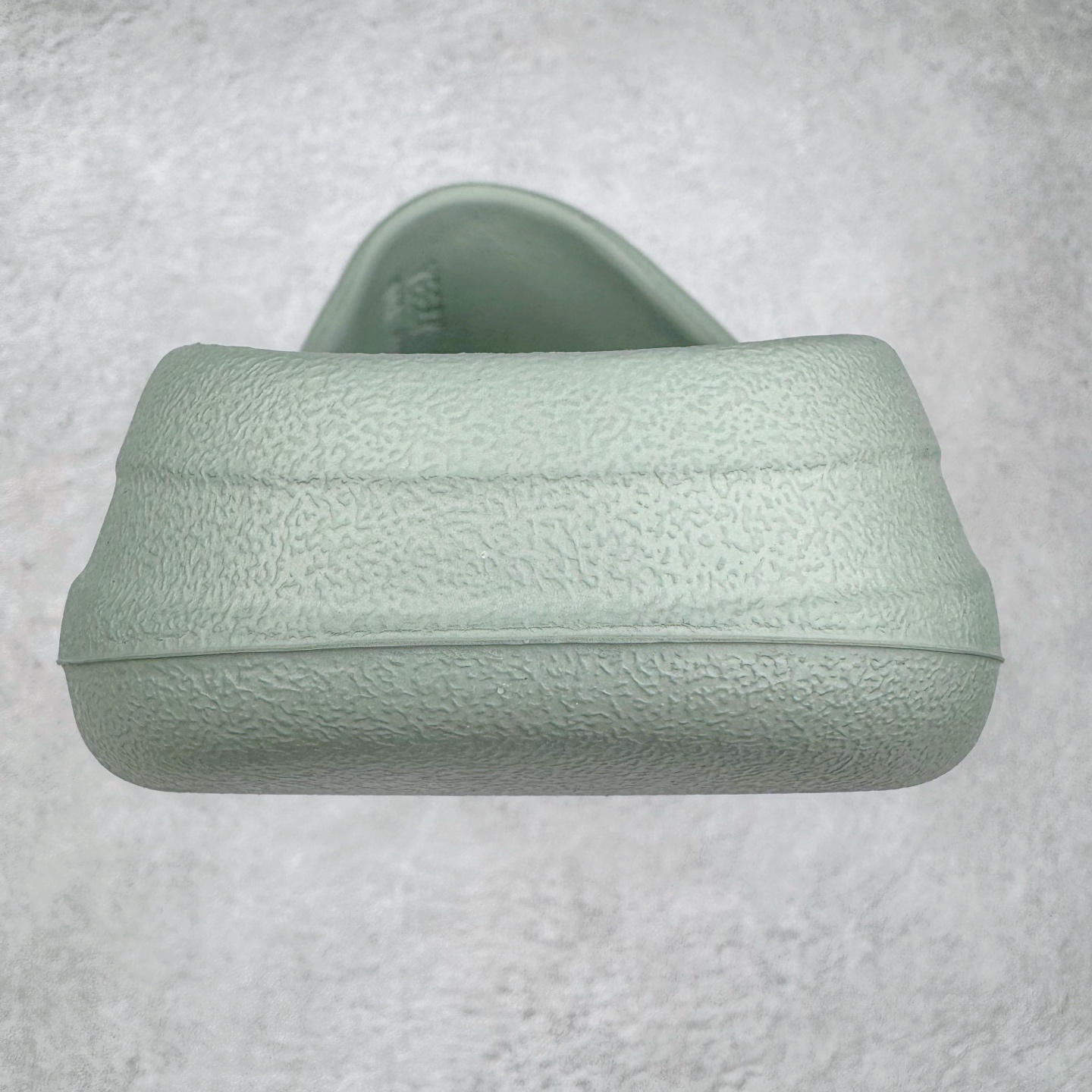 图片[8]-＃Lw纯原 YEEZY SLIDE 椰子拖鞋 绿色 ID5480 同源公司EVA粒子环保塑料 原厂指令配方 弹性卡色均保持原鞋一致 匠心打造 采用原厂进口MD全套模具打造 全套原楦头 鞋口弧度大小 鞋面色泽质感同步原鞋 LOGO内侧钢印清晰工整 原厂定制原标 同比ZP 符合人体设计 独家开发至48.5码 尺码：36 37 38 39 40.5 42 43 44.5 46 47 48.5-选品中心