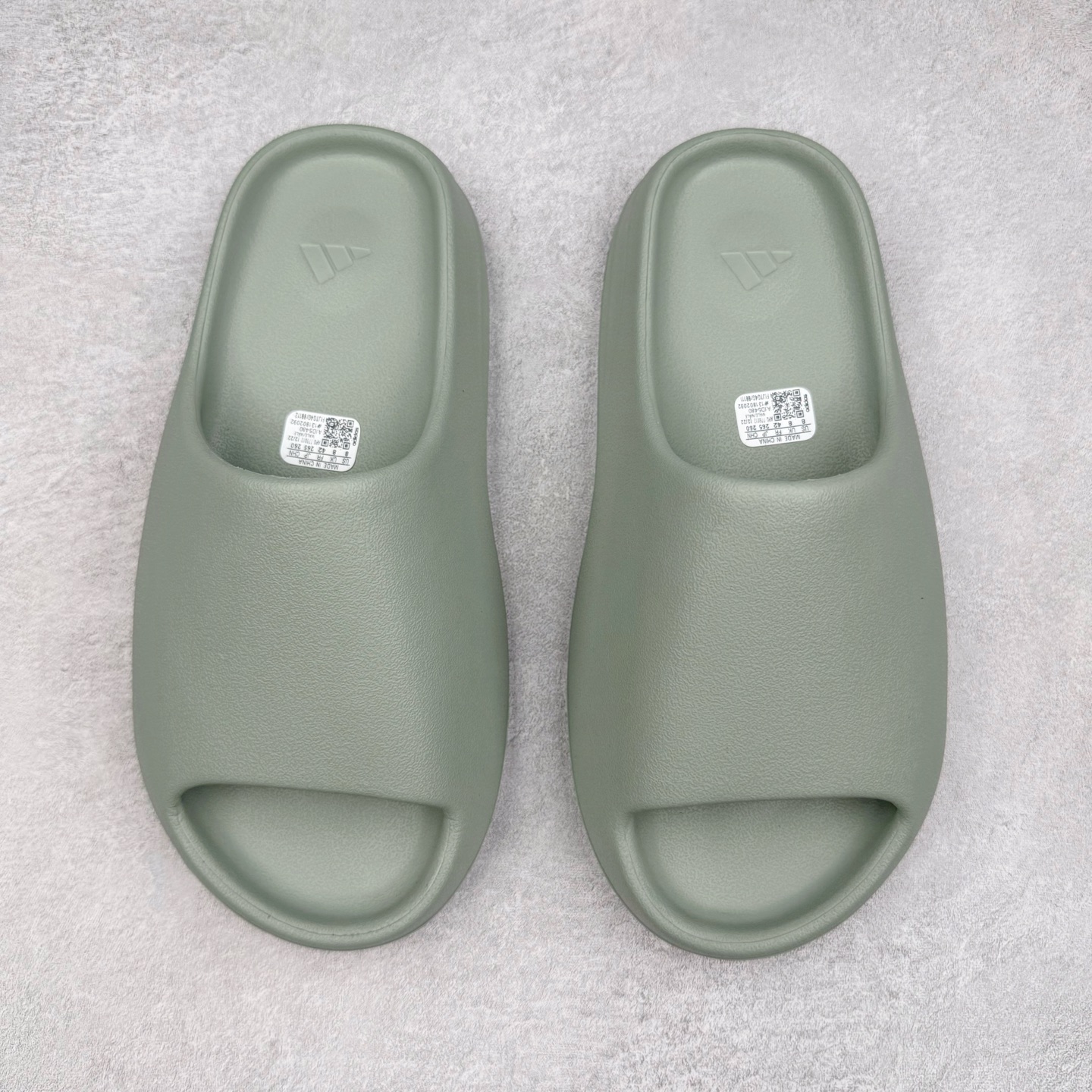 图片[2]-＃Lw纯原 YEEZY SLIDE 椰子拖鞋 绿色 ID5480 同源公司EVA粒子环保塑料 原厂指令配方 弹性卡色均保持原鞋一致 匠心打造 采用原厂进口MD全套模具打造 全套原楦头 鞋口弧度大小 鞋面色泽质感同步原鞋 LOGO内侧钢印清晰工整 原厂定制原标 同比ZP 符合人体设计 独家开发至48.5码 尺码：36 37 38 39 40.5 42 43 44.5 46 47 48.5-选品中心