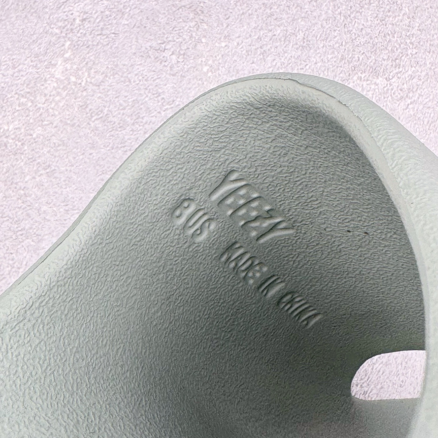 图片[11]-＃Lw纯原 YEEZY SLIDE 椰子拖鞋 绿色 ID5480 同源公司EVA粒子环保塑料 原厂指令配方 弹性卡色均保持原鞋一致 匠心打造 采用原厂进口MD全套模具打造 全套原楦头 鞋口弧度大小 鞋面色泽质感同步原鞋 LOGO内侧钢印清晰工整 原厂定制原标 同比ZP 符合人体设计 独家开发至48.5码 尺码：36 37 38 39 40.5 42 43 44.5 46 47 48.5-选品中心