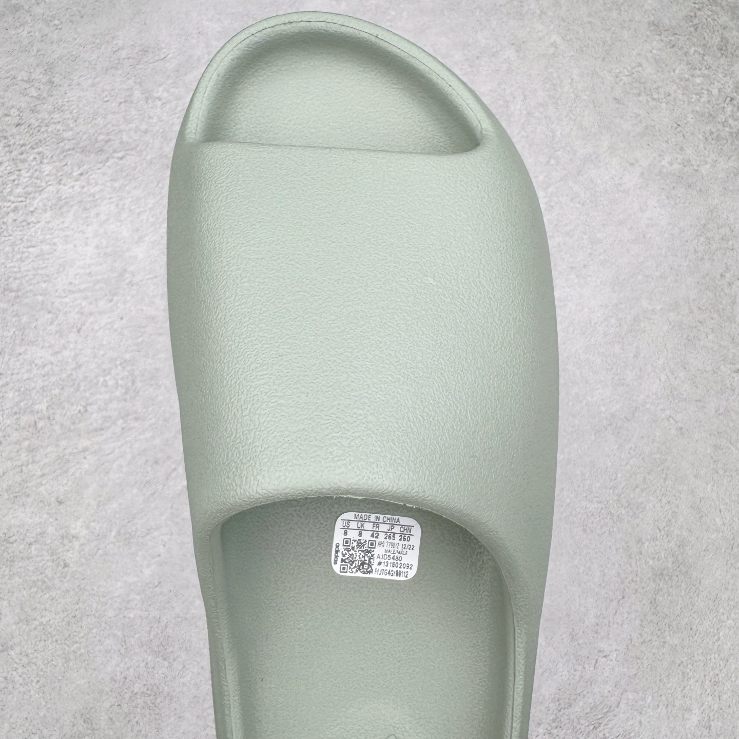 图片[4]-＃Lw纯原 YEEZY SLIDE 椰子拖鞋 绿色 ID5480 同源公司EVA粒子环保塑料 原厂指令配方 弹性卡色均保持原鞋一致 匠心打造 采用原厂进口MD全套模具打造 全套原楦头 鞋口弧度大小 鞋面色泽质感同步原鞋 LOGO内侧钢印清晰工整 原厂定制原标 同比ZP 符合人体设计 独家开发至48.5码 尺码：36 37 38 39 40.5 42 43 44.5 46 47 48.5-选品中心