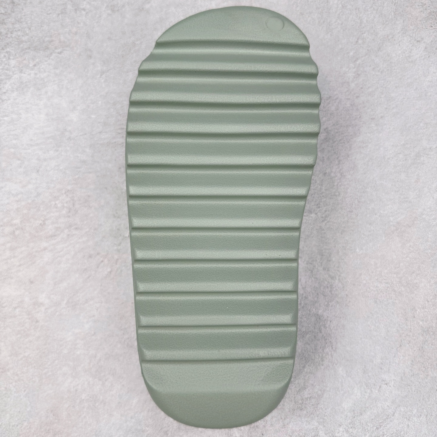 图片[9]-＃Lw纯原 YEEZY SLIDE 椰子拖鞋 绿色 ID5480 同源公司EVA粒子环保塑料 原厂指令配方 弹性卡色均保持原鞋一致 匠心打造 采用原厂进口MD全套模具打造 全套原楦头 鞋口弧度大小 鞋面色泽质感同步原鞋 LOGO内侧钢印清晰工整 原厂定制原标 同比ZP 符合人体设计 独家开发至48.5码 尺码：36 37 38 39 40.5 42 43 44.5 46 47 48.5-选品中心