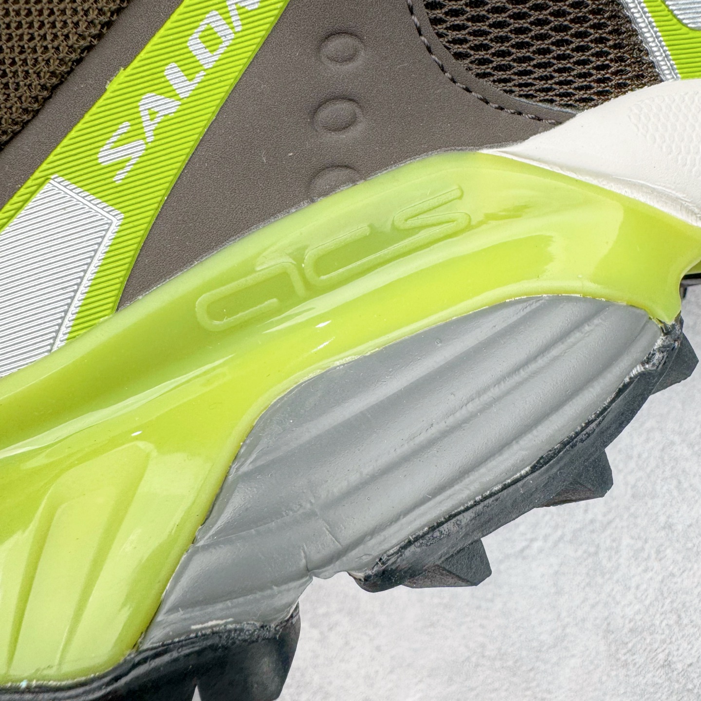 图片[15]-＃HP SALOMON XT-WHISPER 萨洛蒙圆头防滑耐磨低帮休闲越野训练城市通勤跑步鞋 男女同款 浅棕色 纯原外贸平台特供订单 耗时半年巨作 全套原纸板楦头开发 原厂特供网布配套加持 确保原汁原味 完美呈现版型 原档数据独家私模五层组合大底 男女鞋同步官方开发至46.5 原装Ortholite轻量化鞋垫 中底布带钢印编号 原厂TPU锁扣 进口港宝加持 后跟自然饱满 还原公司包裹性 鞋面以“锯齿”状的包裹系统呈现 在基色底之下加入了各种色点缀 将公司的最新技术和时尚前卫的造型融入耐用的长跑款式中 鞋面由 TPU 薄膜制成 并焊接在高耐磨网眼上 使其既时尚又坚固 由 ACS底盘支撑 可增强稳定性和支撑力 以及由橡胶凸耳 Contragrip外底覆盖的 EVA 缓冲中底 旨在应对崎岖的地形 鞋舌上的彩色Salomon 标签、Quicklace 系统以及鞋头、鞋舌和鞋跟上的附加品牌使细节更加完美 让穿着者可以轻松驾驭户外与通勤下的任何运动生活场景 无缝鞋身户外随意纵横 颜值与脚感兼备 出街通勤 绝对非常吸睛 你值得拥有 尺码：36 36.5 37.5 38 38.5 39 40 40.5 41 42 42.5 43 44 44.5 45 46 46.5 注意：偏小1码-选品中心