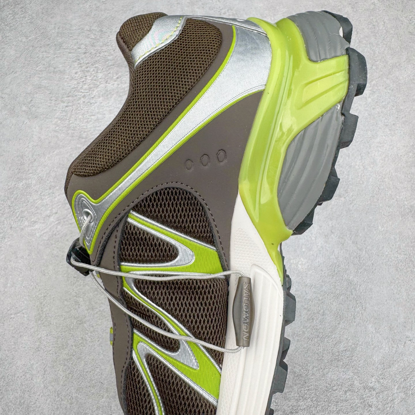 图片[7]-＃HP SALOMON XT-WHISPER 萨洛蒙圆头防滑耐磨低帮休闲越野训练城市通勤跑步鞋 男女同款 浅棕色 纯原外贸平台特供订单 耗时半年巨作 全套原纸板楦头开发 原厂特供网布配套加持 确保原汁原味 完美呈现版型 原档数据独家私模五层组合大底 男女鞋同步官方开发至46.5 原装Ortholite轻量化鞋垫 中底布带钢印编号 原厂TPU锁扣 进口港宝加持 后跟自然饱满 还原公司包裹性 鞋面以“锯齿”状的包裹系统呈现 在基色底之下加入了各种色点缀 将公司的最新技术和时尚前卫的造型融入耐用的长跑款式中 鞋面由 TPU 薄膜制成 并焊接在高耐磨网眼上 使其既时尚又坚固 由 ACS底盘支撑 可增强稳定性和支撑力 以及由橡胶凸耳 Contragrip外底覆盖的 EVA 缓冲中底 旨在应对崎岖的地形 鞋舌上的彩色Salomon 标签、Quicklace 系统以及鞋头、鞋舌和鞋跟上的附加品牌使细节更加完美 让穿着者可以轻松驾驭户外与通勤下的任何运动生活场景 无缝鞋身户外随意纵横 颜值与脚感兼备 出街通勤 绝对非常吸睛 你值得拥有 尺码：36 36.5 37.5 38 38.5 39 40 40.5 41 42 42.5 43 44 44.5 45 46 46.5 注意：偏小1码-选品中心