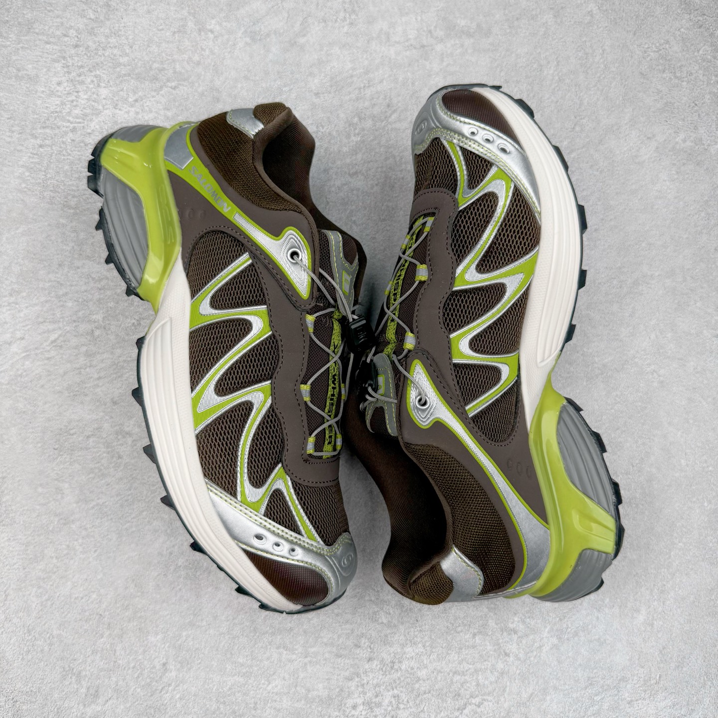 图片[3]-＃HP SALOMON XT-WHISPER 萨洛蒙圆头防滑耐磨低帮休闲越野训练城市通勤跑步鞋 男女同款 浅棕色 纯原外贸平台特供订单 耗时半年巨作 全套原纸板楦头开发 原厂特供网布配套加持 确保原汁原味 完美呈现版型 原档数据独家私模五层组合大底 男女鞋同步官方开发至46.5 原装Ortholite轻量化鞋垫 中底布带钢印编号 原厂TPU锁扣 进口港宝加持 后跟自然饱满 还原公司包裹性 鞋面以“锯齿”状的包裹系统呈现 在基色底之下加入了各种色点缀 将公司的最新技术和时尚前卫的造型融入耐用的长跑款式中 鞋面由 TPU 薄膜制成 并焊接在高耐磨网眼上 使其既时尚又坚固 由 ACS底盘支撑 可增强稳定性和支撑力 以及由橡胶凸耳 Contragrip外底覆盖的 EVA 缓冲中底 旨在应对崎岖的地形 鞋舌上的彩色Salomon 标签、Quicklace 系统以及鞋头、鞋舌和鞋跟上的附加品牌使细节更加完美 让穿着者可以轻松驾驭户外与通勤下的任何运动生活场景 无缝鞋身户外随意纵横 颜值与脚感兼备 出街通勤 绝对非常吸睛 你值得拥有 尺码：36 36.5 37.5 38 38.5 39 40 40.5 41 42 42.5 43 44 44.5 45 46 46.5 注意：偏小1码-选品中心