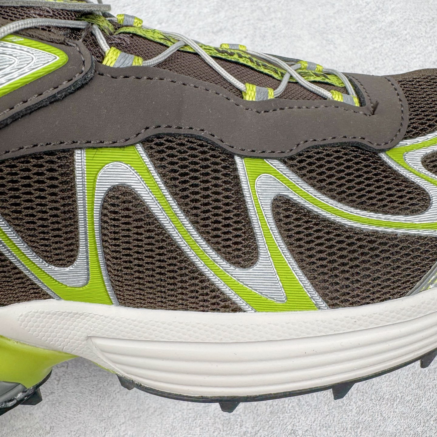 图片[18]-＃HP SALOMON XT-WHISPER 萨洛蒙圆头防滑耐磨低帮休闲越野训练城市通勤跑步鞋 男女同款 浅棕色 纯原外贸平台特供订单 耗时半年巨作 全套原纸板楦头开发 原厂特供网布配套加持 确保原汁原味 完美呈现版型 原档数据独家私模五层组合大底 男女鞋同步官方开发至46.5 原装Ortholite轻量化鞋垫 中底布带钢印编号 原厂TPU锁扣 进口港宝加持 后跟自然饱满 还原公司包裹性 鞋面以“锯齿”状的包裹系统呈现 在基色底之下加入了各种色点缀 将公司的最新技术和时尚前卫的造型融入耐用的长跑款式中 鞋面由 TPU 薄膜制成 并焊接在高耐磨网眼上 使其既时尚又坚固 由 ACS底盘支撑 可增强稳定性和支撑力 以及由橡胶凸耳 Contragrip外底覆盖的 EVA 缓冲中底 旨在应对崎岖的地形 鞋舌上的彩色Salomon 标签、Quicklace 系统以及鞋头、鞋舌和鞋跟上的附加品牌使细节更加完美 让穿着者可以轻松驾驭户外与通勤下的任何运动生活场景 无缝鞋身户外随意纵横 颜值与脚感兼备 出街通勤 绝对非常吸睛 你值得拥有 尺码：36 36.5 37.5 38 38.5 39 40 40.5 41 42 42.5 43 44 44.5 45 46 46.5 注意：偏小1码-选品中心