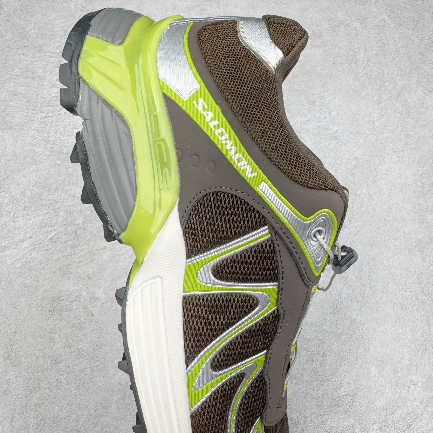 图片[6]-＃HP SALOMON XT-WHISPER 萨洛蒙圆头防滑耐磨低帮休闲越野训练城市通勤跑步鞋 男女同款 浅棕色 纯原外贸平台特供订单 耗时半年巨作 全套原纸板楦头开发 原厂特供网布配套加持 确保原汁原味 完美呈现版型 原档数据独家私模五层组合大底 男女鞋同步官方开发至46.5 原装Ortholite轻量化鞋垫 中底布带钢印编号 原厂TPU锁扣 进口港宝加持 后跟自然饱满 还原公司包裹性 鞋面以“锯齿”状的包裹系统呈现 在基色底之下加入了各种色点缀 将公司的最新技术和时尚前卫的造型融入耐用的长跑款式中 鞋面由 TPU 薄膜制成 并焊接在高耐磨网眼上 使其既时尚又坚固 由 ACS底盘支撑 可增强稳定性和支撑力 以及由橡胶凸耳 Contragrip外底覆盖的 EVA 缓冲中底 旨在应对崎岖的地形 鞋舌上的彩色Salomon 标签、Quicklace 系统以及鞋头、鞋舌和鞋跟上的附加品牌使细节更加完美 让穿着者可以轻松驾驭户外与通勤下的任何运动生活场景 无缝鞋身户外随意纵横 颜值与脚感兼备 出街通勤 绝对非常吸睛 你值得拥有 尺码：36 36.5 37.5 38 38.5 39 40 40.5 41 42 42.5 43 44 44.5 45 46 46.5 注意：偏小1码-选品中心