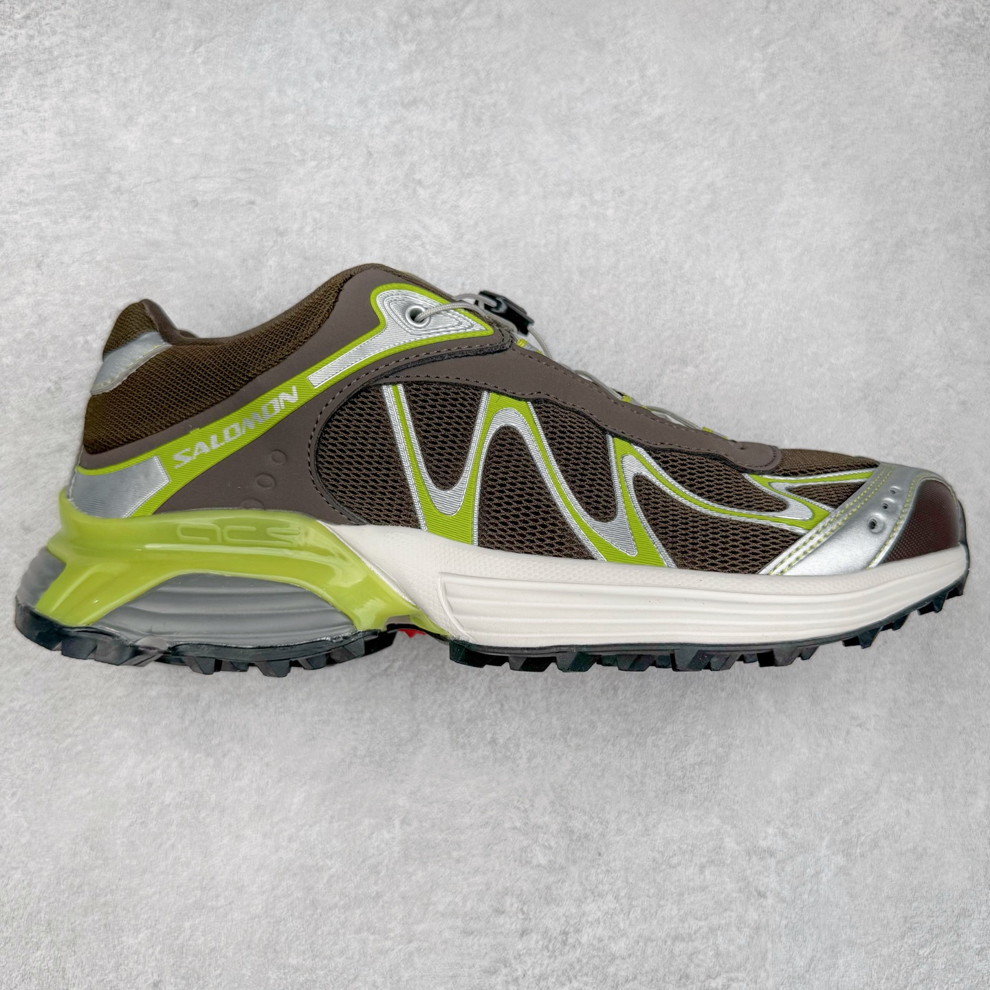 ＃HP SALOMON XT-WHISPER 萨洛蒙圆头防滑耐磨低帮休闲越野训练城市通勤跑步鞋 男女同款 浅棕色 纯原外贸平台特供订单 耗时半年巨作 全套原纸板楦头开发 原厂特供网布配套加持 确保原汁原味 完美呈现版型 原档数据独家私模五层组合大底 男女鞋同步官方开发至46.5 原装Ortholite轻量化鞋垫 中底布带钢印编号 原厂TPU锁扣 进口港宝加持 后跟自然饱满 还原公司包裹性 鞋面以“锯齿”状的包裹系统呈现 在基色底之下加入了各种色点缀 将公司的最新技术和时尚前卫的造型融入耐用的长跑款式中 鞋面由 TPU 薄膜制成 并焊接在高耐磨网眼上 使其既时尚又坚固 由 ACS底盘支撑 可增强稳定性和支撑力 以及由橡胶凸耳 Contragrip外底覆盖的 EVA 缓冲中底 旨在应对崎岖的地形 鞋舌上的彩色Salomon 标签、Quicklace 系统以及鞋头、鞋舌和鞋跟上的附加品牌使细节更加完美 让穿着者可以轻松驾驭户外与通勤下的任何运动生活场景 无缝鞋身户外随意纵横 颜值与脚感兼备 出街通勤 绝对非常吸睛 你值得拥有 尺码：36 36.5 37.5 38 38.5 39 40 40.5 41 42 42.5 43 44 44.5 45 46 46.5 注意：偏小1码-选品中心