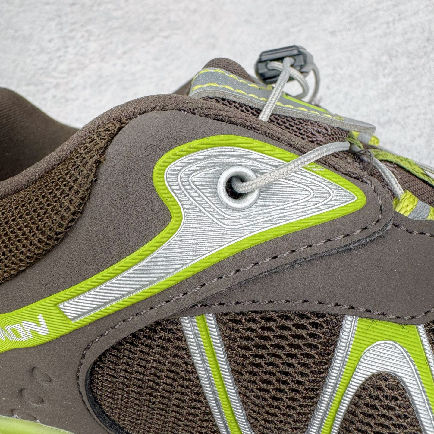 图片[16]-＃HP SALOMON XT-WHISPER 萨洛蒙圆头防滑耐磨低帮休闲越野训练城市通勤跑步鞋 男女同款 浅棕色 纯原外贸平台特供订单 耗时半年巨作 全套原纸板楦头开发 原厂特供网布配套加持 确保原汁原味 完美呈现版型 原档数据独家私模五层组合大底 男女鞋同步官方开发至46.5 原装Ortholite轻量化鞋垫 中底布带钢印编号 原厂TPU锁扣 进口港宝加持 后跟自然饱满 还原公司包裹性 鞋面以“锯齿”状的包裹系统呈现 在基色底之下加入了各种色点缀 将公司的最新技术和时尚前卫的造型融入耐用的长跑款式中 鞋面由 TPU 薄膜制成 并焊接在高耐磨网眼上 使其既时尚又坚固 由 ACS底盘支撑 可增强稳定性和支撑力 以及由橡胶凸耳 Contragrip外底覆盖的 EVA 缓冲中底 旨在应对崎岖的地形 鞋舌上的彩色Salomon 标签、Quicklace 系统以及鞋头、鞋舌和鞋跟上的附加品牌使细节更加完美 让穿着者可以轻松驾驭户外与通勤下的任何运动生活场景 无缝鞋身户外随意纵横 颜值与脚感兼备 出街通勤 绝对非常吸睛 你值得拥有 尺码：36 36.5 37.5 38 38.5 39 40 40.5 41 42 42.5 43 44 44.5 45 46 46.5 注意：偏小1码-选品中心