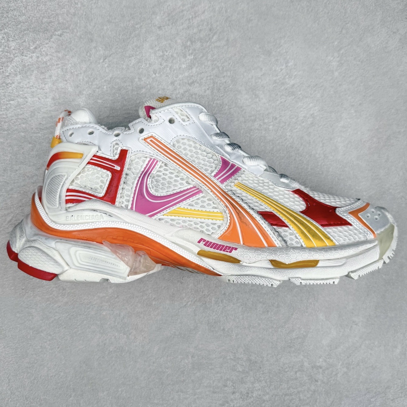 ＃VG零售版 BALENCIAGA Runner Sneaker 巴黎世家七代慢跑系列低帮复古野跑潮流运动鞋老爹鞋 尼龙和网布材质 磨损效果 鞋头边缘印有尺码 背面浮印尺码 外侧印有跑者徽标 鞋舌刺绣 Balenciaga 品牌标识 鞋跟背面 Balenciaga品牌标识 材质采用65%聚氨酯、35%聚酯纤维 全新 Runner 鞋型轮廓借鉴于 2000 年初的复古线条 搭载大网眼面料制成鞋面基础，由粉色、白色尼龍与橡胶质地覆盖鞋面诠释线条感 当中透过几道手缝线与折损痕更是精准的掌握历经时间淬炼的破旧痕迹 延续其手法至鞋领、鞋跟、鞋带、中底等部分均饰有破损及脏污之貌 尤其是鞋领处与鞋带孔眼条更是采用不规则做旧技术将内容物泡棉随机露出 尺码：35 36 37 38 39 40 41 42 43 44 45 46-选品中心