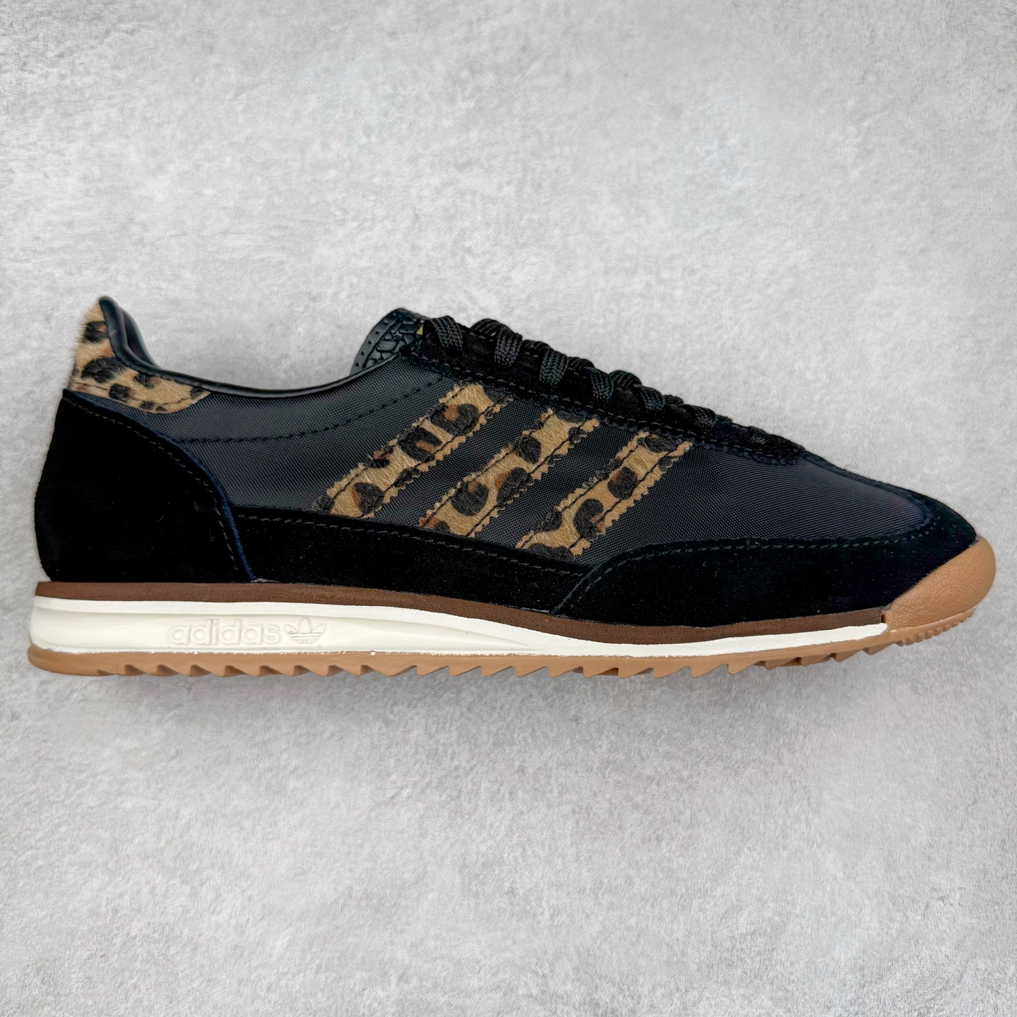 ＃HP纯原 AD Wmns SL72 OG 系列德训足球风百搭低帮休闲运动板鞋 JI0288 采用高弹EVA+MODEL+RB三层组合底 区别市面RB一体大底 三层组合鞋底重量与原鞋一致 Originals 将有「T 头鞋」造型的诞生于 1972 年的 SL72 鞋款复刻带回 各位买鞋又有新选择了 1972 年 SL72 问世后 引领了后来阿迪达斯的跑鞋发展方向 其中「SL」代表了 Super Light 彰显了产品轻便的特性 1972 年 SL72 问世后 引领了后来阿迪达斯的跑鞋发展方向 其中「SL」代表了 Super Light 彰显了产品轻便的特性 这次 Originals 延续其轻质经典的基因 带来男女两款 SL72 男生款带来 SL72 RS 鞋型 RS 意为 Reshaped（重塑）鞋款在保留了经典的外观基础上 在尼龙材质里增加了填充物 使鞋型更加挺立和饱满 鞋头则更加圆润 鞋底的 EVA 材质则增加了鞋款的高度 女生款则带来 SL72 OG W 鞋型 OG 顾名思义则是致敬经典款式 相较于 RS（Reshaped）鞋款 鞋身更加纤细 其整体鞋身轮廓、线条、细节、材质上尊崇 70 年代 SL72 的设计 还原经典味道 尺码：36 36⅔ 37⅓ 38 38⅔ 39⅓ 40 40⅔ 41⅓ 42 42⅔ 43⅓ 44 44⅔ 45-选品中心