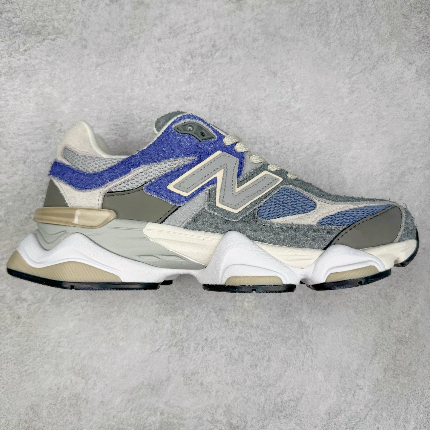 New Balance NB9060 复古运动鞋 新百伦又带来了新鞋型 并且是与芝加哥街头品牌 Joe Freshgoods 的联名款 鞋身主体采用了类似 990 系列的设计风格 与传统复古慢跑鞋区别不大 最大的变化就是鞋底部分 在传统设计的中底外层 增加了多个分区的模块 圆润的线条设计与我们熟悉的 New Balance 风格截然不同 但与同样充满弧形线条的鞋面搭配 看起来毫无违和感 尺码：36-45-选品中心