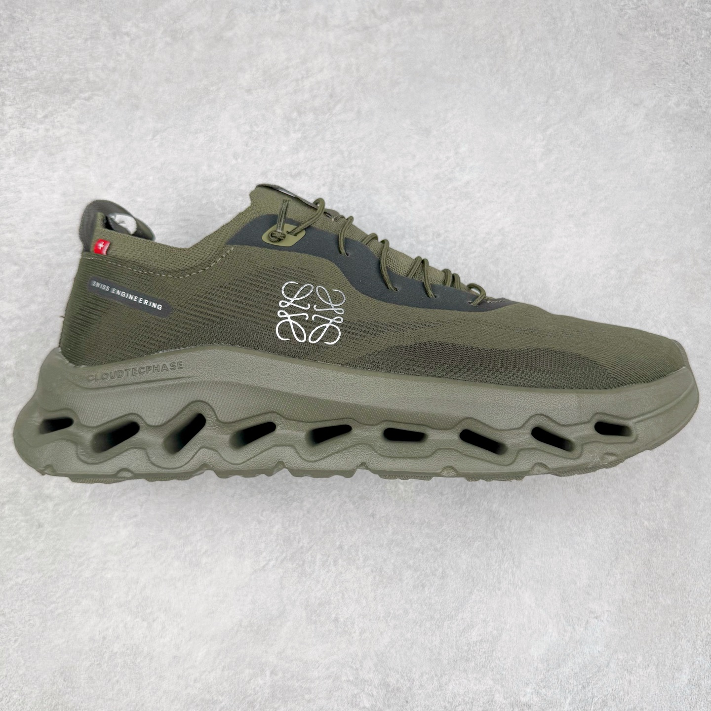 LOEWE x On Cloudtilt 2.0 昂跑罗意威联名 圆头系带生活休闲鞋 此运动品牌 开创于2010年 缓震着陆、强效回弹、轻柔质感的设计构思始终是ON研制关键 与此同时基于“为全球提供革新性的跑步感受”信念 陆续推出了多款跑鞋及其以专业运动人体跑步工程学为设计关键的功能性跑步服饰设备 让跑者不费力气地畅快畅跑 尺码：36 36.5 37.5 38 38.5 39 40 40.5 41 42 42.5 43 44 44.5 45-选品中心