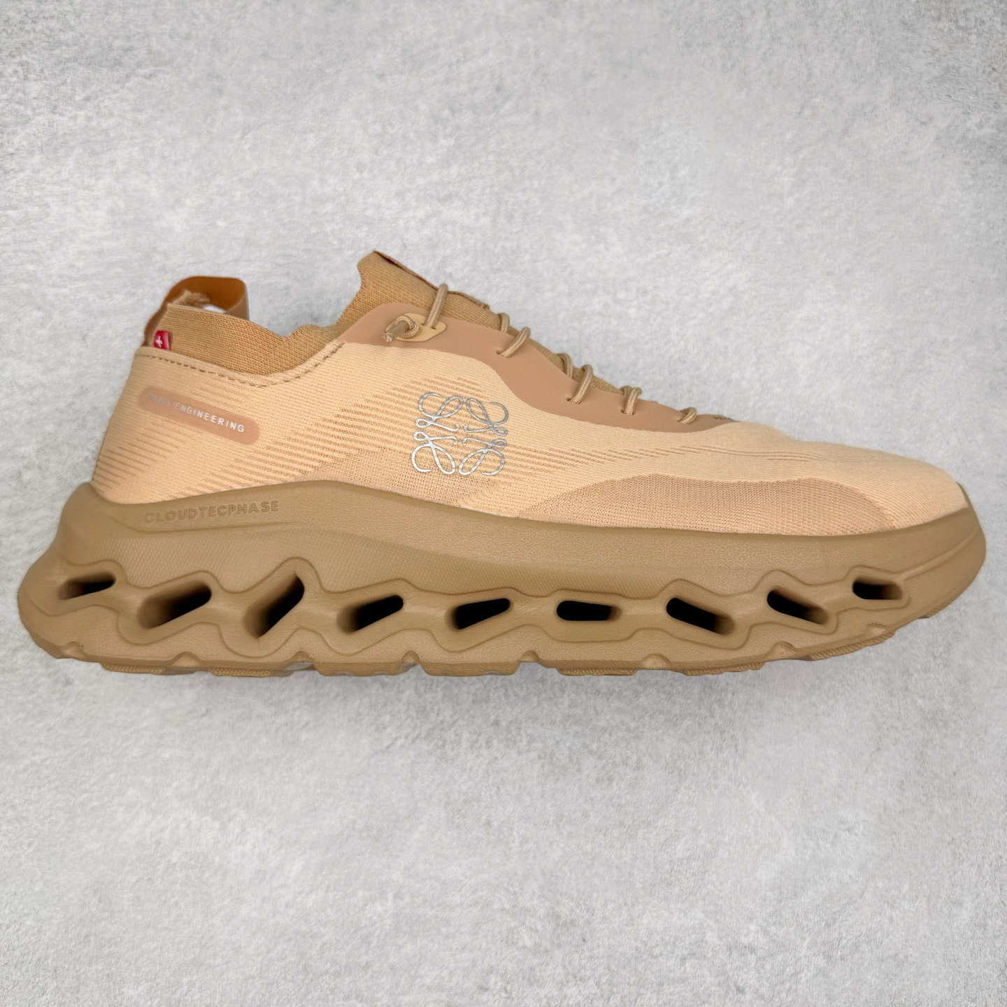 LOEWE x On Cloudtilt 2.0 昂跑罗意威联名 圆头系带生活休闲鞋 此运动品牌 开创于2010年 缓震着陆、强效回弹、轻柔质感的设计构思始终是ON研制关键 与此同时基于“为全球提供革新性的跑步感受”信念 陆续推出了多款跑鞋及其以专业运动人体跑步工程学为设计关键的功能性跑步服饰设备 让跑者不费力气地畅快畅跑 尺码：36 36.5 37.5 38 38.5 39 40 40.5 41 42 42.5 43 44 44.5 45-选品中心