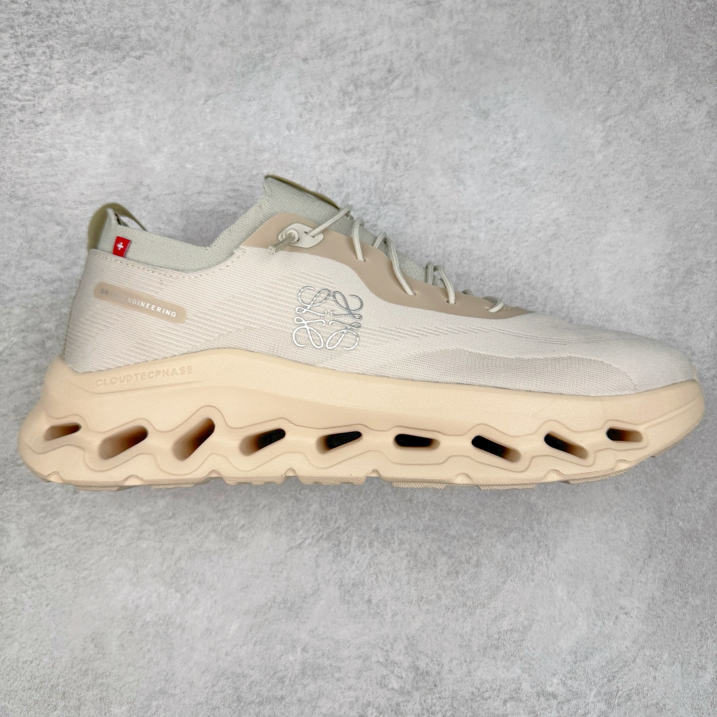 LOEWE x On Cloudtilt 2.0 昂跑罗意威联名 圆头系带生活休闲鞋 此运动品牌 开创于2010年 缓震着陆、强效回弹、轻柔质感的设计构思始终是ON研制关键 与此同时基于“为全球提供革新性的跑步感受”信念 陆续推出了多款跑鞋及其以专业运动人体跑步工程学为设计关键的功能性跑步服饰设备 让跑者不费力气地畅快畅跑 尺码：36 36.5 37.5 38 38.5 39 40 40.5 41 42 42.5 43 44 44.5 45-选品中心