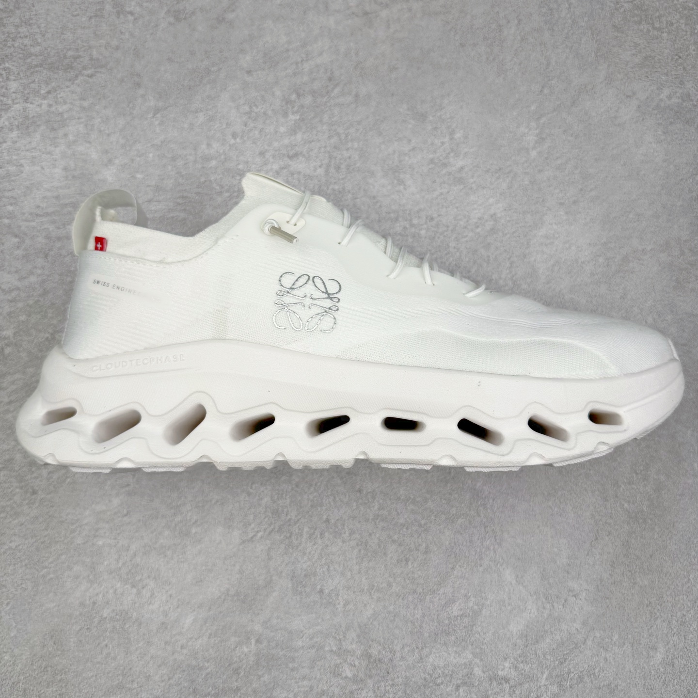 LOEWE x On Cloudtilt 2.0 昂跑罗意威联名 圆头系带生活休闲鞋 此运动品牌 开创于2010年 缓震着陆、强效回弹、轻柔质感的设计构思始终是ON研制关键 与此同时基于“为全球提供革新性的跑步感受”信念 陆续推出了多款跑鞋及其以专业运动人体跑步工程学为设计关键的功能性跑步服饰设备 让跑者不费力气地畅快畅跑 尺码：36 36.5 37.5 38 38.5 39 40 40.5 41 42 42.5 43 44 44.5 45-选品中心