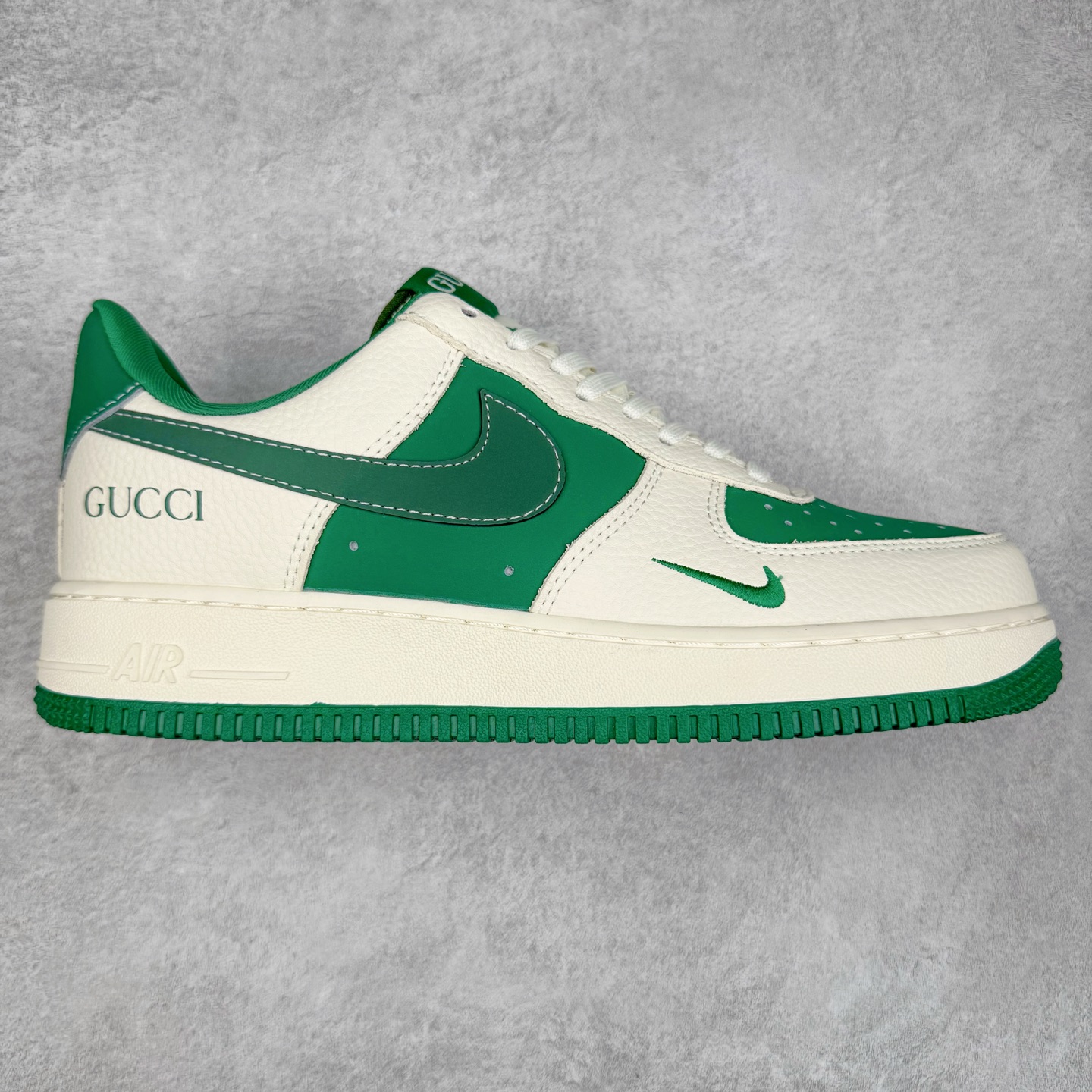 NK Air Force 1´07 Low 空军一号低帮百搭休闲运动板鞋 KK1988-083 柔软、弹性十足的缓震性能和出色的中底设计 横跨复古与现代的外型结合 造就出风靡全球 三十多年的Force 1 直到今天还深受青睐 实拍调校N版已经零色差零失真 百分百还原实物色彩所见即所得 不存在货不对板色差等低级问题 选购参考实物拍摄 不混卖不参货 只用心做好货严格选品 承诺混一赔十 尺码：36 36.5 37.5 38 38.5 39 40 40.5 41 42 42.5 43 44 44.5 45-选品中心