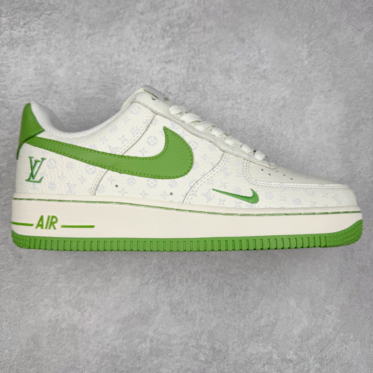 NK Air Force 1´07 Low 空军一号低帮百搭休闲运动板鞋 LW9279-016 柔软、弹性十足的缓震性能和出色的中底设计 横跨复古与现代的外型结合 造就出风靡全球 三十多年的Force 1 直到今天还深受青睐 实拍调校N版已经零色差零失真 百分百还原实物色彩所见即所得 不存在货不对板色差等低级问题 选购参考实物拍摄 不混卖不参货 只用心做好货严格选品 承诺混一赔十 尺码：36 36.5 37.5 38 38.5 39 40 40.5 41 42 42.5 43 44 44.5 45-选品中心