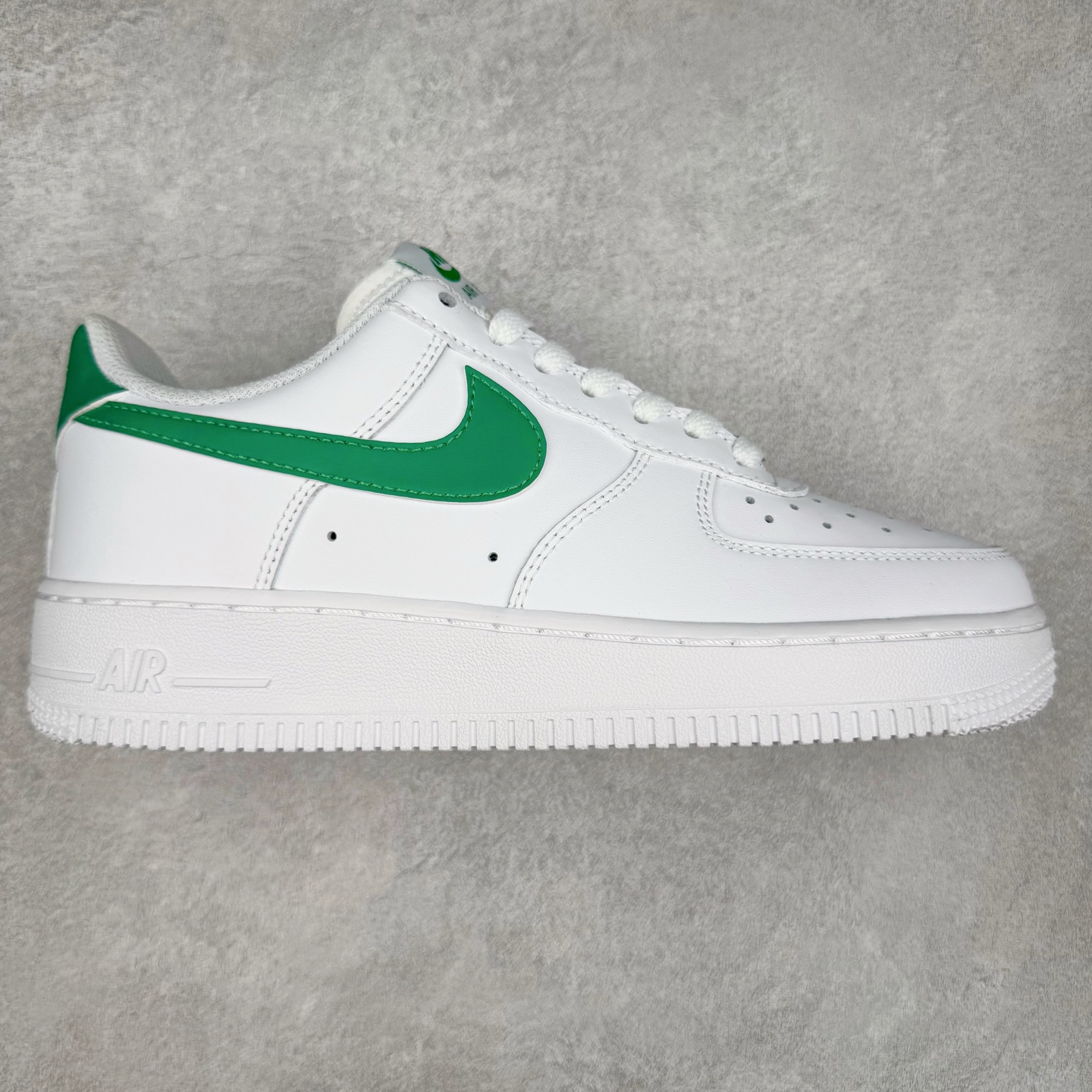 NK Air Force 1´07 Low 空军一号低帮百搭休闲运动板鞋 FJ1988-083 柔软、弹性十足的缓震性能和出色的中底设计 横跨复古与现代的外型结合 造就出风靡全球 三十多年的Force 1 直到今天还深受青睐 实拍调校N版已经零色差零失真 百分百还原实物色彩所见即所得 不存在货不对板色差等低级问题 选购参考实物拍摄 不混卖不参货 只用心做好货严格选品 承诺混一赔十 尺码：36 36.5 37.5 38 38.5 39 40 40.5 41 42 42.5 43 44 44.5 45-选品中心