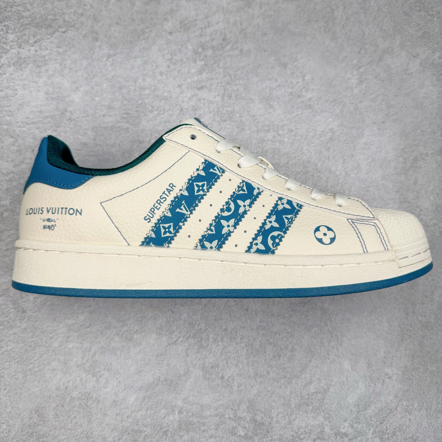 ＃C2 AD Originals Superstar 经典复古贝壳头板鞋 DS0004 诞生于1969年 是第一双将全皮面鞋 身与橡胶鞋头结合在一起的低帮篮球鞋 Superstar最开始 是作为高帮篮球鞋Pro Model的低帮版本而出现的 但因为其独特和醒目的橡胶鞋头造型而让大家熟知 被大家形象地称为\\\”shelltoe\\\”贝壳头 在70年代的美国职业篮球场上 接近3/4的NBA球员都将这双Superstar作为场上用鞋 80年代之后 经过不断的改良和发展 Superstar逐渐成为横跨时装、音乐、街头文化、休闲和运动等各大领域的时尚潮鞋 尺码：36 36.5 37 38 38.5 39 40 40.5 41 42 42.5 43 44 44.5 45-选品中心