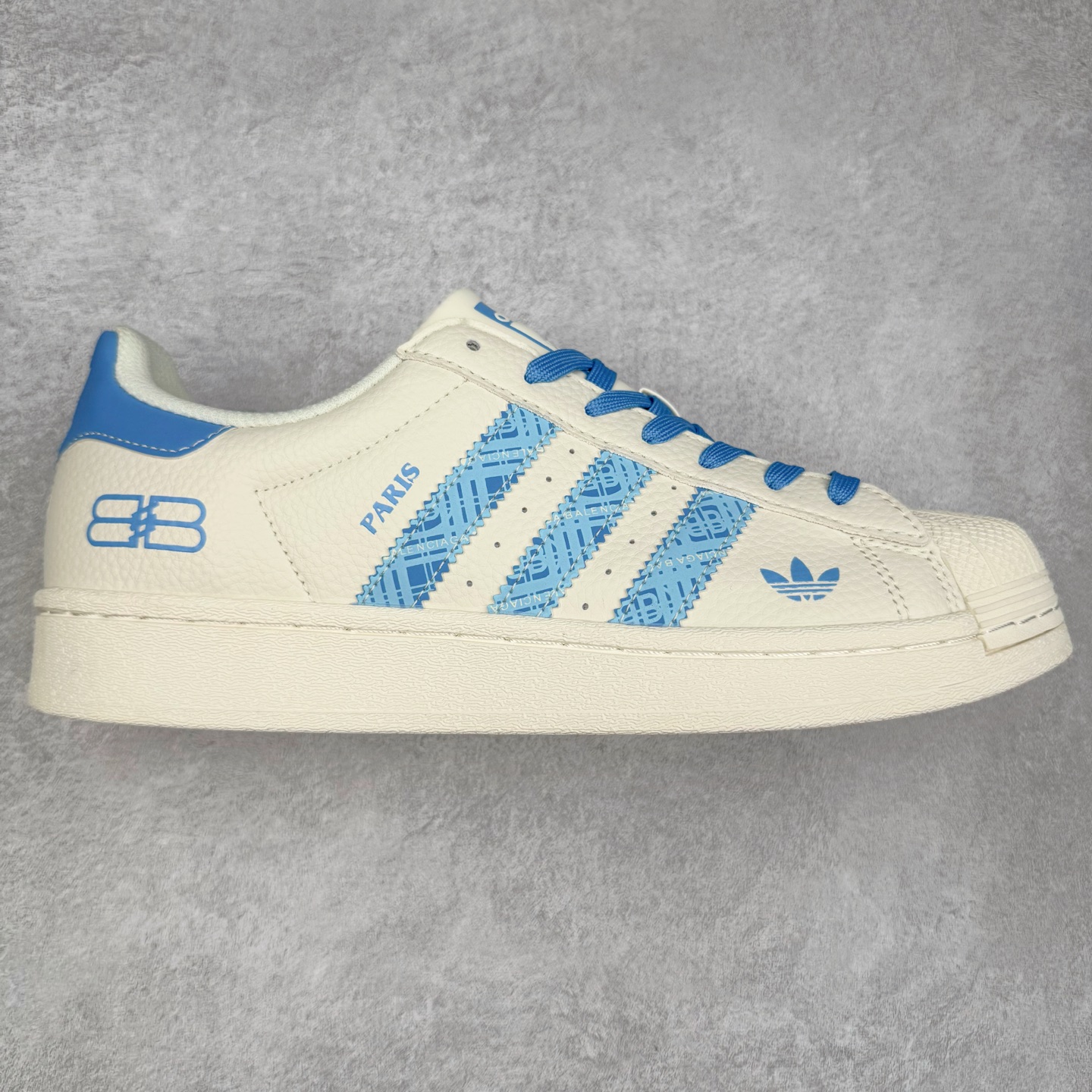 ＃C2 AD Originals Superstar 经典复古贝壳头板鞋 DS0020 诞生于1969年 是第一双将全皮面鞋 身与橡胶鞋头结合在一起的低帮篮球鞋 Superstar最开始 是作为高帮篮球鞋Pro Model的低帮版本而出现的 但因为其独特和醒目的橡胶鞋头造型而让大家熟知 被大家形象地称为\\\”shelltoe\\\”贝壳头 在70年代的美国职业篮球场上 接近3/4的NBA球员都将这双Superstar作为场上用鞋 80年代之后 经过不断的改良和发展 Superstar逐渐成为横跨时装、音乐、街头文化、休闲和运动等各大领域的时尚潮鞋 尺码：36 36.5 37 38 38.5 39 40 40.5 41 42 42.5 43 44 44.5 45-选品中心