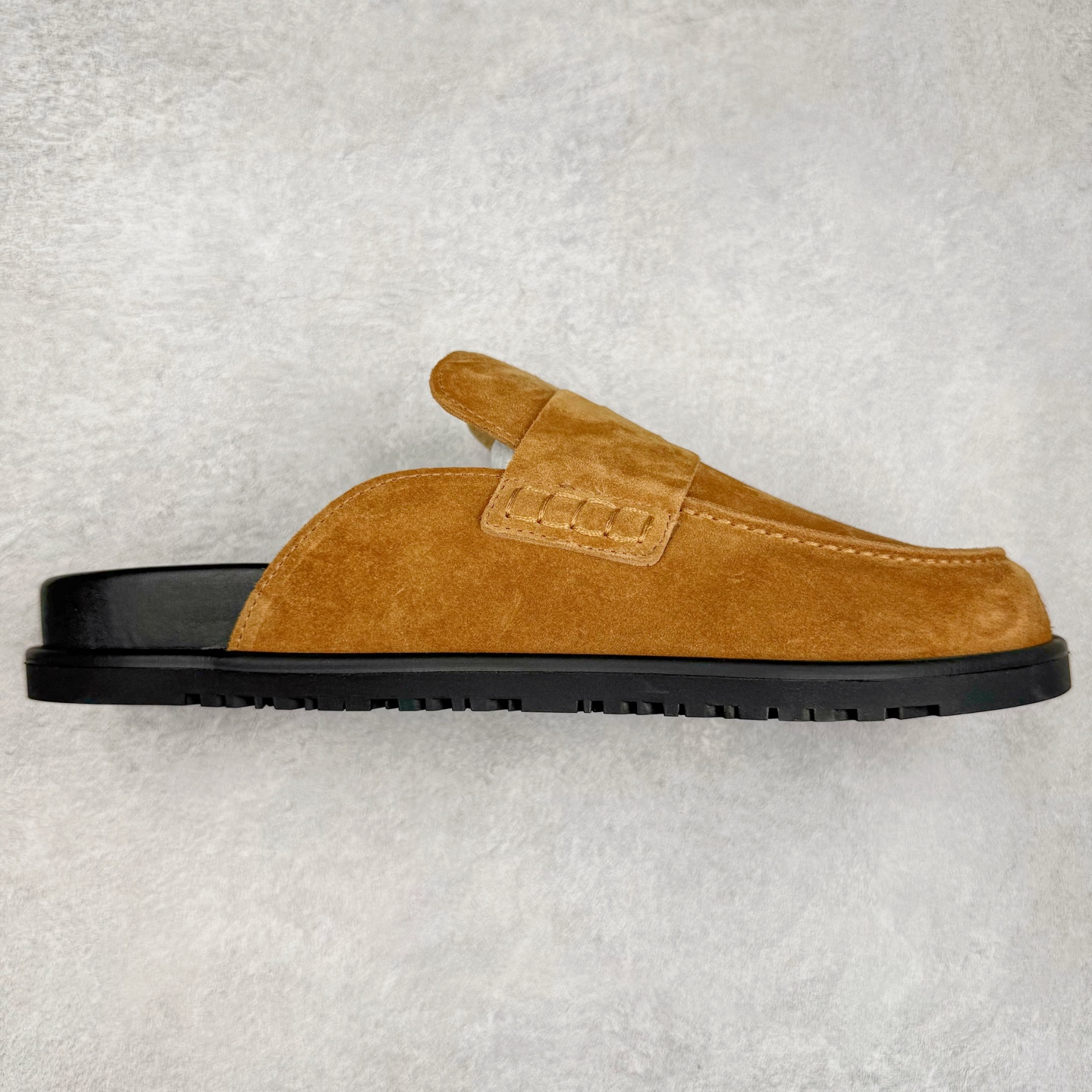 ＃GD广顶 HERMES 爱马仕平底套穿圆头防磨包头拖鞋 麂皮小牛皮穆勒鞋，饰有标志性“H”形镂空细节。打造现代舒适的风格。Hermes爱马仕是世界著名的奢侈品品牌，1837年由ThierryHermes创立于法国巴黎。爱马仕早年以制造高级马具起家，迄今已有180年的悠久历史。其整个品牌从整体到细节以及专卖店，都弥漫着浓郁的以马文化为中心的深厚底蕴。拥有180年历史的Hermes，世代相传，以其精湛的工艺技术和源源不断的想象力，成为当代十分具有艺术魅力的法国高档品牌。实拍调校N版已经零色差零失真 百分百还原实物色彩所见即所得 不存在货不对板色差等低级问题 选购参考实物拍摄 不混卖不参货 只用心做好货严格选品 承诺混一赔十 尺码：36 36.5 37.5 38 38.5 39 40 40.5 41 42 42.5 43 44 44.5 45-选品中心