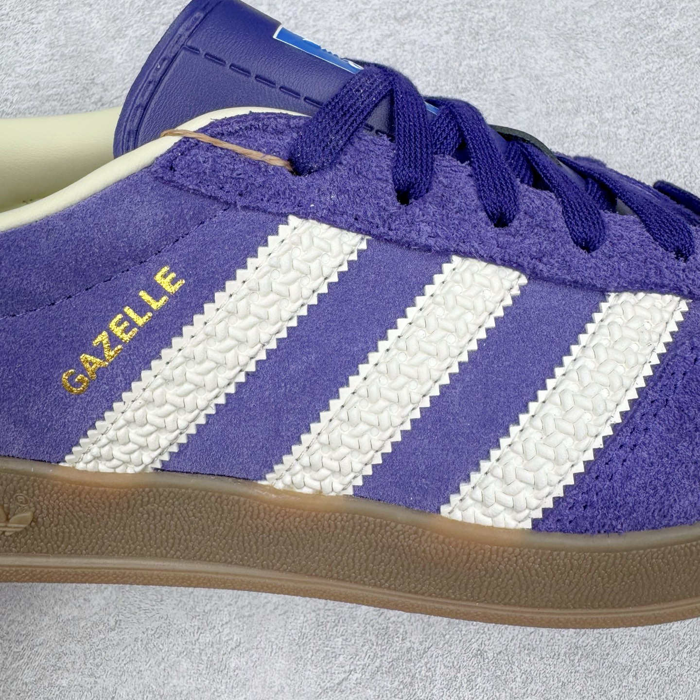 图片[17]-＃HP纯原 AD Original Gazelle Trainers 瞪羚室内鞋系列低帮复古百搭休闲运动德训风板鞋 IF1806 高端零售特供批次 原厂定制长毛翻毛皮组合环保纤维革鞋面材质 内置环保海玻璃鞋垫 外置RB橡胶大底 产品品控稳定性领先行业 原厂全套原楦原纸板冲刀磨具开发 原厂皮料加持 原厂港宝加持定型后跟R度完美 将复古进行到底 简约流畅 三十年不变经典 这款Gazelle运动鞋 无论面料、配色、质感或设计 都只在重现其1991年原款的经典 皮革鞋面 撞色三条纹和鞋跟标的设计 力求呈现90年代的经典复古风潮 Samba火热的同时 也带动了其它的复古鞋型 Gazelle便是其中一只 Gazelle Indoor拥有包边更宽的T字型鞋头 更好的保护运动员的前掌 浓浓的复古氛围感 非常适合现在流行的Cleanfit风格 尺码：35.5 36 36⅔ 37⅓ 38 38⅔ 39⅓ 40 40⅔ 41⅓ 42 42⅔ 43⅓ 44 44⅔ 45-选品中心