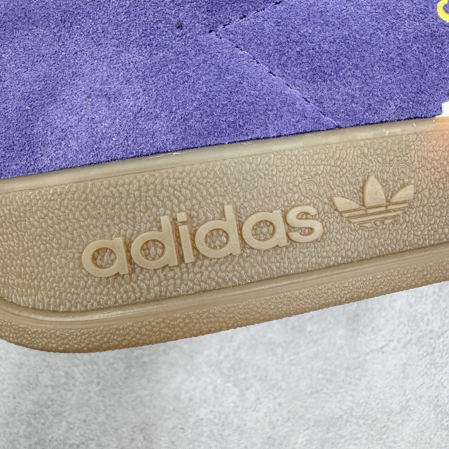 图片[16]-＃HP纯原 AD Original Gazelle Trainers 瞪羚室内鞋系列低帮复古百搭休闲运动德训风板鞋 IF1806 高端零售特供批次 原厂定制长毛翻毛皮组合环保纤维革鞋面材质 内置环保海玻璃鞋垫 外置RB橡胶大底 产品品控稳定性领先行业 原厂全套原楦原纸板冲刀磨具开发 原厂皮料加持 原厂港宝加持定型后跟R度完美 将复古进行到底 简约流畅 三十年不变经典 这款Gazelle运动鞋 无论面料、配色、质感或设计 都只在重现其1991年原款的经典 皮革鞋面 撞色三条纹和鞋跟标的设计 力求呈现90年代的经典复古风潮 Samba火热的同时 也带动了其它的复古鞋型 Gazelle便是其中一只 Gazelle Indoor拥有包边更宽的T字型鞋头 更好的保护运动员的前掌 浓浓的复古氛围感 非常适合现在流行的Cleanfit风格 尺码：35.5 36 36⅔ 37⅓ 38 38⅔ 39⅓ 40 40⅔ 41⅓ 42 42⅔ 43⅓ 44 44⅔ 45-选品中心