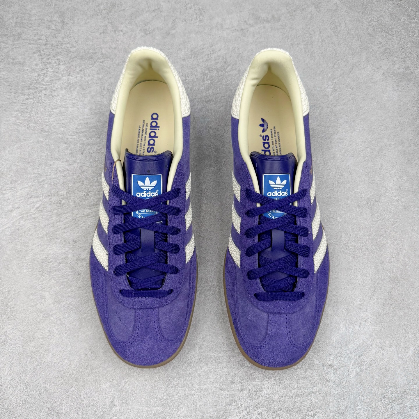 图片[2]-＃HP纯原 AD Original Gazelle Trainers 瞪羚室内鞋系列低帮复古百搭休闲运动德训风板鞋 IF1806 高端零售特供批次 原厂定制长毛翻毛皮组合环保纤维革鞋面材质 内置环保海玻璃鞋垫 外置RB橡胶大底 产品品控稳定性领先行业 原厂全套原楦原纸板冲刀磨具开发 原厂皮料加持 原厂港宝加持定型后跟R度完美 将复古进行到底 简约流畅 三十年不变经典 这款Gazelle运动鞋 无论面料、配色、质感或设计 都只在重现其1991年原款的经典 皮革鞋面 撞色三条纹和鞋跟标的设计 力求呈现90年代的经典复古风潮 Samba火热的同时 也带动了其它的复古鞋型 Gazelle便是其中一只 Gazelle Indoor拥有包边更宽的T字型鞋头 更好的保护运动员的前掌 浓浓的复古氛围感 非常适合现在流行的Cleanfit风格 尺码：35.5 36 36⅔ 37⅓ 38 38⅔ 39⅓ 40 40⅔ 41⅓ 42 42⅔ 43⅓ 44 44⅔ 45-选品中心