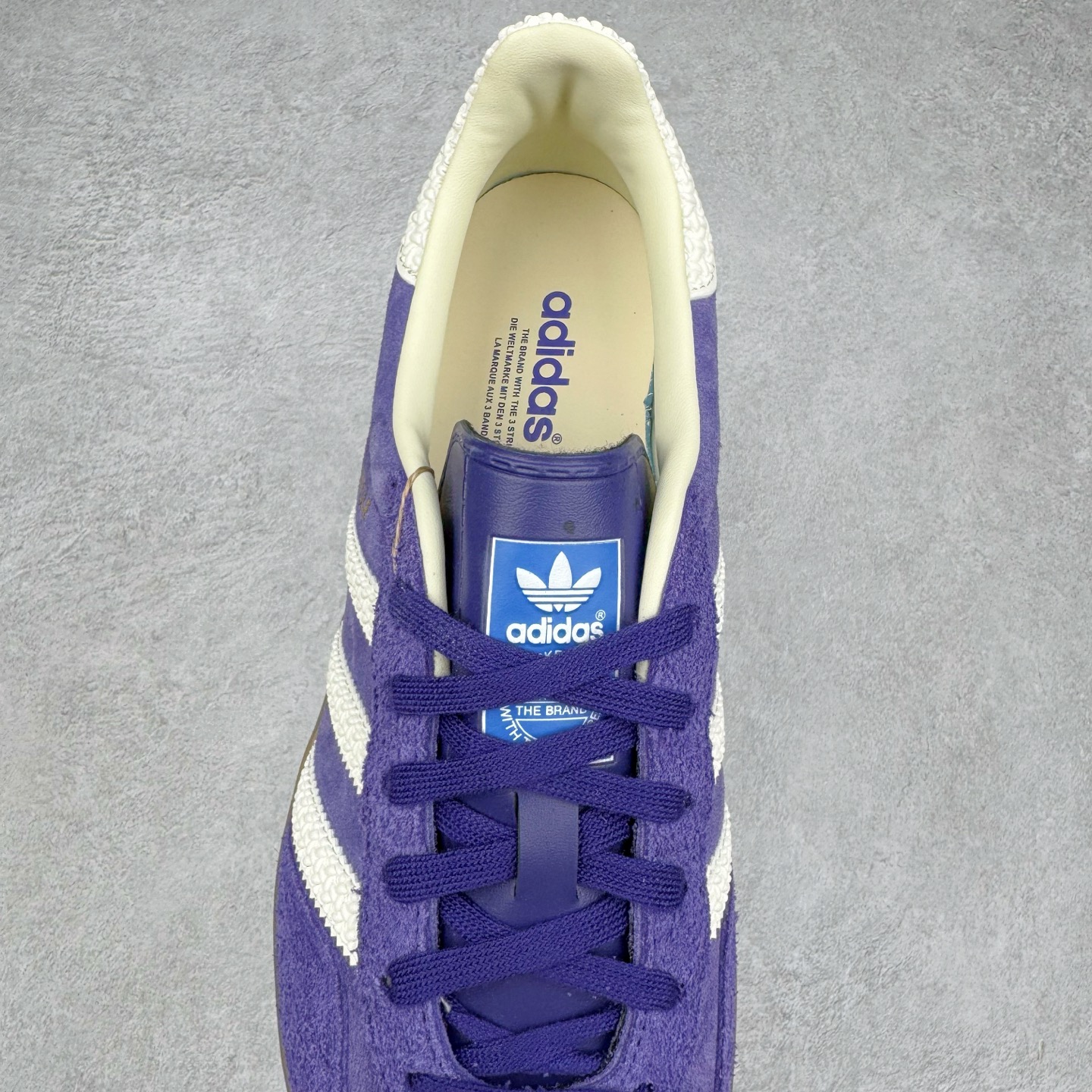 图片[5]-＃HP纯原 AD Original Gazelle Trainers 瞪羚室内鞋系列低帮复古百搭休闲运动德训风板鞋 IF1806 高端零售特供批次 原厂定制长毛翻毛皮组合环保纤维革鞋面材质 内置环保海玻璃鞋垫 外置RB橡胶大底 产品品控稳定性领先行业 原厂全套原楦原纸板冲刀磨具开发 原厂皮料加持 原厂港宝加持定型后跟R度完美 将复古进行到底 简约流畅 三十年不变经典 这款Gazelle运动鞋 无论面料、配色、质感或设计 都只在重现其1991年原款的经典 皮革鞋面 撞色三条纹和鞋跟标的设计 力求呈现90年代的经典复古风潮 Samba火热的同时 也带动了其它的复古鞋型 Gazelle便是其中一只 Gazelle Indoor拥有包边更宽的T字型鞋头 更好的保护运动员的前掌 浓浓的复古氛围感 非常适合现在流行的Cleanfit风格 尺码：35.5 36 36⅔ 37⅓ 38 38⅔ 39⅓ 40 40⅔ 41⅓ 42 42⅔ 43⅓ 44 44⅔ 45-选品中心