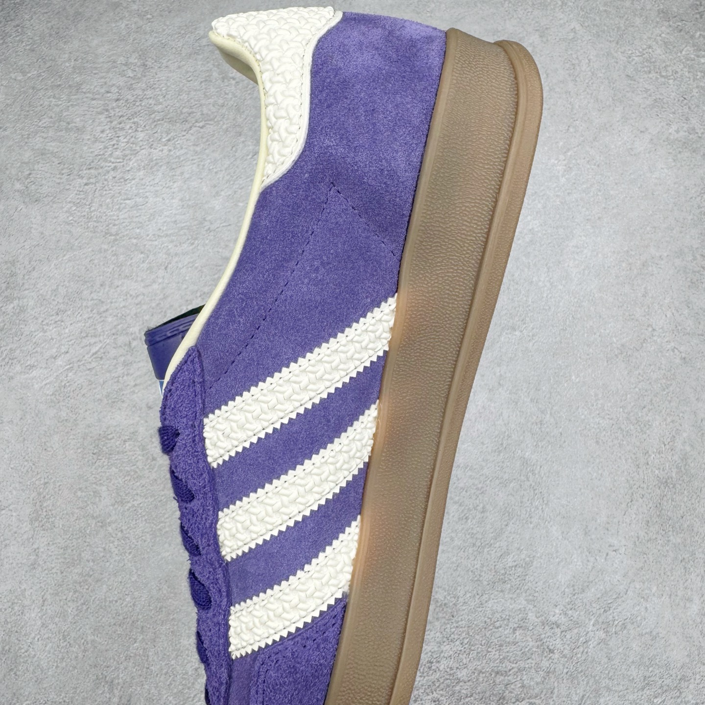 图片[7]-＃HP纯原 AD Original Gazelle Trainers 瞪羚室内鞋系列低帮复古百搭休闲运动德训风板鞋 IF1806 高端零售特供批次 原厂定制长毛翻毛皮组合环保纤维革鞋面材质 内置环保海玻璃鞋垫 外置RB橡胶大底 产品品控稳定性领先行业 原厂全套原楦原纸板冲刀磨具开发 原厂皮料加持 原厂港宝加持定型后跟R度完美 将复古进行到底 简约流畅 三十年不变经典 这款Gazelle运动鞋 无论面料、配色、质感或设计 都只在重现其1991年原款的经典 皮革鞋面 撞色三条纹和鞋跟标的设计 力求呈现90年代的经典复古风潮 Samba火热的同时 也带动了其它的复古鞋型 Gazelle便是其中一只 Gazelle Indoor拥有包边更宽的T字型鞋头 更好的保护运动员的前掌 浓浓的复古氛围感 非常适合现在流行的Cleanfit风格 尺码：35.5 36 36⅔ 37⅓ 38 38⅔ 39⅓ 40 40⅔ 41⅓ 42 42⅔ 43⅓ 44 44⅔ 45-选品中心