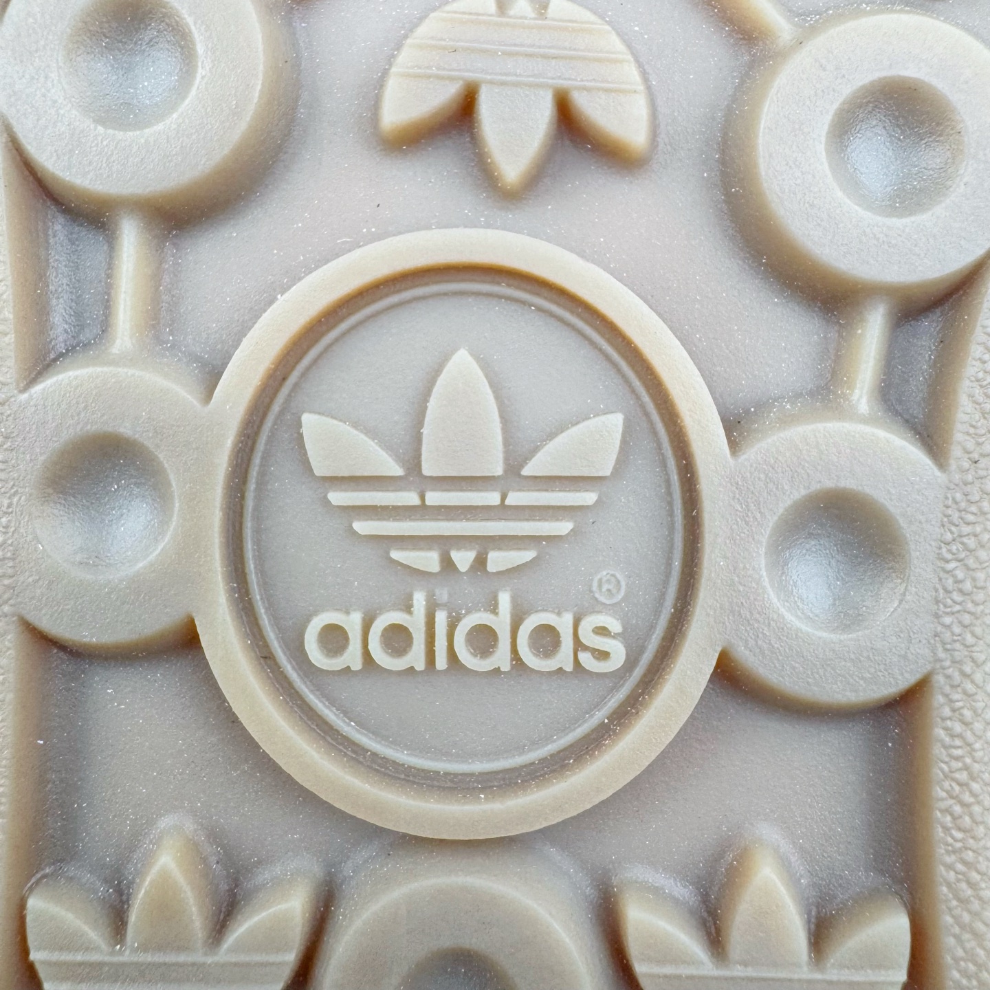 图片[18]-＃HP纯原 AD Original Gazelle Trainers 瞪羚室内鞋系列低帮复古百搭休闲运动德训风板鞋 IF1806 高端零售特供批次 原厂定制长毛翻毛皮组合环保纤维革鞋面材质 内置环保海玻璃鞋垫 外置RB橡胶大底 产品品控稳定性领先行业 原厂全套原楦原纸板冲刀磨具开发 原厂皮料加持 原厂港宝加持定型后跟R度完美 将复古进行到底 简约流畅 三十年不变经典 这款Gazelle运动鞋 无论面料、配色、质感或设计 都只在重现其1991年原款的经典 皮革鞋面 撞色三条纹和鞋跟标的设计 力求呈现90年代的经典复古风潮 Samba火热的同时 也带动了其它的复古鞋型 Gazelle便是其中一只 Gazelle Indoor拥有包边更宽的T字型鞋头 更好的保护运动员的前掌 浓浓的复古氛围感 非常适合现在流行的Cleanfit风格 尺码：35.5 36 36⅔ 37⅓ 38 38⅔ 39⅓ 40 40⅔ 41⅓ 42 42⅔ 43⅓ 44 44⅔ 45-选品中心