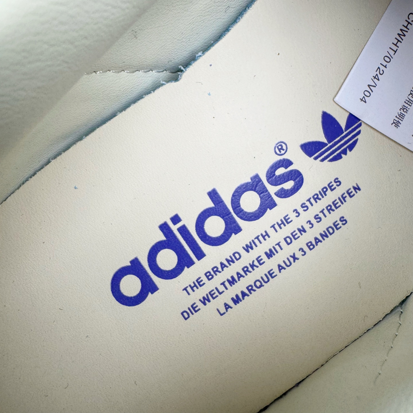 图片[12]-＃HP纯原 AD Original Gazelle Trainers 瞪羚室内鞋系列低帮复古百搭休闲运动德训风板鞋 IF1806 高端零售特供批次 原厂定制长毛翻毛皮组合环保纤维革鞋面材质 内置环保海玻璃鞋垫 外置RB橡胶大底 产品品控稳定性领先行业 原厂全套原楦原纸板冲刀磨具开发 原厂皮料加持 原厂港宝加持定型后跟R度完美 将复古进行到底 简约流畅 三十年不变经典 这款Gazelle运动鞋 无论面料、配色、质感或设计 都只在重现其1991年原款的经典 皮革鞋面 撞色三条纹和鞋跟标的设计 力求呈现90年代的经典复古风潮 Samba火热的同时 也带动了其它的复古鞋型 Gazelle便是其中一只 Gazelle Indoor拥有包边更宽的T字型鞋头 更好的保护运动员的前掌 浓浓的复古氛围感 非常适合现在流行的Cleanfit风格 尺码：35.5 36 36⅔ 37⅓ 38 38⅔ 39⅓ 40 40⅔ 41⅓ 42 42⅔ 43⅓ 44 44⅔ 45-选品中心