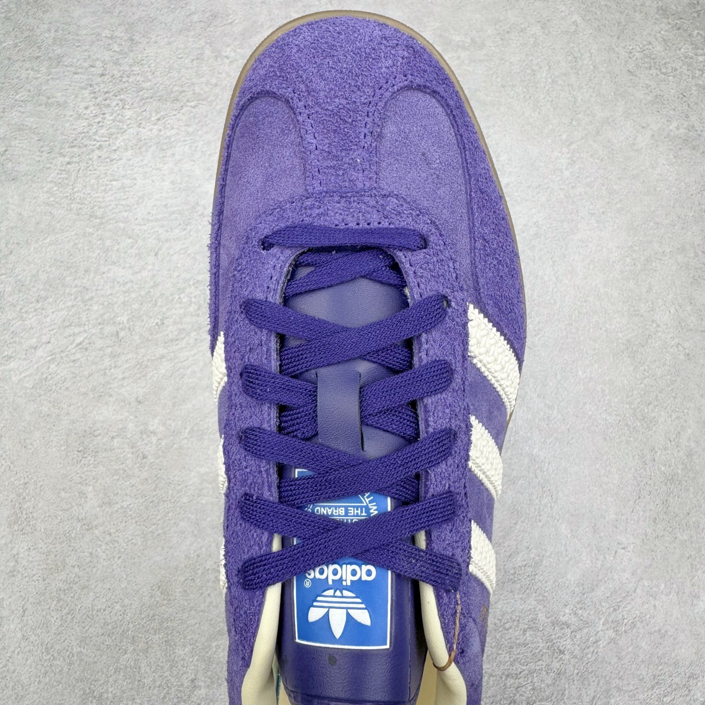 图片[4]-＃HP纯原 AD Original Gazelle Trainers 瞪羚室内鞋系列低帮复古百搭休闲运动德训风板鞋 IF1806 高端零售特供批次 原厂定制长毛翻毛皮组合环保纤维革鞋面材质 内置环保海玻璃鞋垫 外置RB橡胶大底 产品品控稳定性领先行业 原厂全套原楦原纸板冲刀磨具开发 原厂皮料加持 原厂港宝加持定型后跟R度完美 将复古进行到底 简约流畅 三十年不变经典 这款Gazelle运动鞋 无论面料、配色、质感或设计 都只在重现其1991年原款的经典 皮革鞋面 撞色三条纹和鞋跟标的设计 力求呈现90年代的经典复古风潮 Samba火热的同时 也带动了其它的复古鞋型 Gazelle便是其中一只 Gazelle Indoor拥有包边更宽的T字型鞋头 更好的保护运动员的前掌 浓浓的复古氛围感 非常适合现在流行的Cleanfit风格 尺码：35.5 36 36⅔ 37⅓ 38 38⅔ 39⅓ 40 40⅔ 41⅓ 42 42⅔ 43⅓ 44 44⅔ 45-选品中心