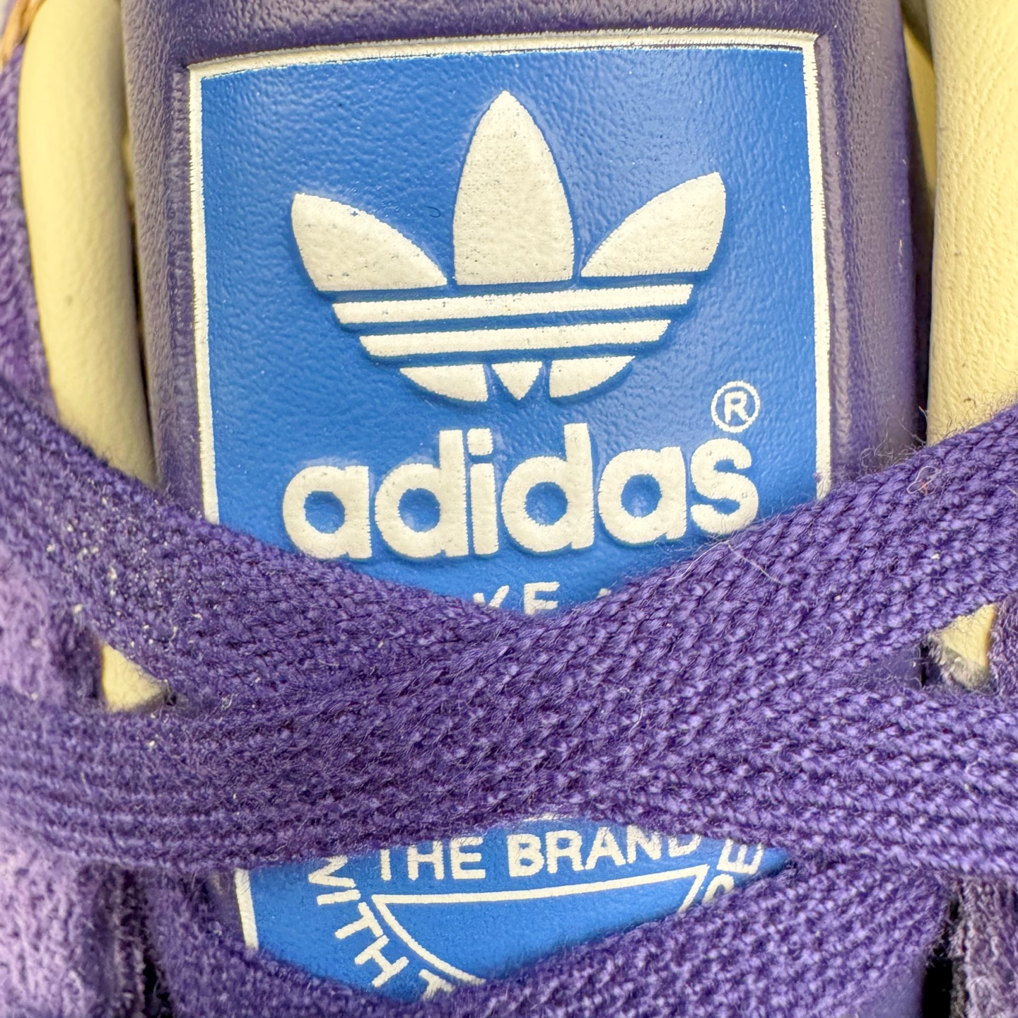 图片[13]-＃HP纯原 AD Original Gazelle Trainers 瞪羚室内鞋系列低帮复古百搭休闲运动德训风板鞋 IF1806 高端零售特供批次 原厂定制长毛翻毛皮组合环保纤维革鞋面材质 内置环保海玻璃鞋垫 外置RB橡胶大底 产品品控稳定性领先行业 原厂全套原楦原纸板冲刀磨具开发 原厂皮料加持 原厂港宝加持定型后跟R度完美 将复古进行到底 简约流畅 三十年不变经典 这款Gazelle运动鞋 无论面料、配色、质感或设计 都只在重现其1991年原款的经典 皮革鞋面 撞色三条纹和鞋跟标的设计 力求呈现90年代的经典复古风潮 Samba火热的同时 也带动了其它的复古鞋型 Gazelle便是其中一只 Gazelle Indoor拥有包边更宽的T字型鞋头 更好的保护运动员的前掌 浓浓的复古氛围感 非常适合现在流行的Cleanfit风格 尺码：35.5 36 36⅔ 37⅓ 38 38⅔ 39⅓ 40 40⅔ 41⅓ 42 42⅔ 43⅓ 44 44⅔ 45-选品中心