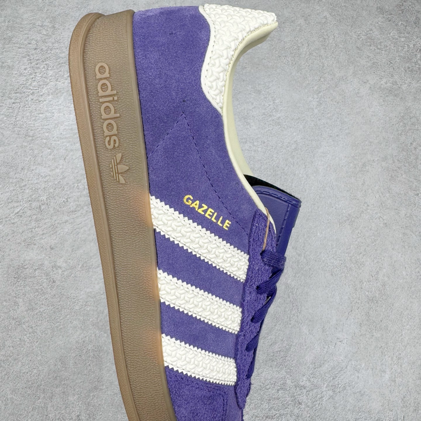 图片[6]-＃HP纯原 AD Original Gazelle Trainers 瞪羚室内鞋系列低帮复古百搭休闲运动德训风板鞋 IF1806 高端零售特供批次 原厂定制长毛翻毛皮组合环保纤维革鞋面材质 内置环保海玻璃鞋垫 外置RB橡胶大底 产品品控稳定性领先行业 原厂全套原楦原纸板冲刀磨具开发 原厂皮料加持 原厂港宝加持定型后跟R度完美 将复古进行到底 简约流畅 三十年不变经典 这款Gazelle运动鞋 无论面料、配色、质感或设计 都只在重现其1991年原款的经典 皮革鞋面 撞色三条纹和鞋跟标的设计 力求呈现90年代的经典复古风潮 Samba火热的同时 也带动了其它的复古鞋型 Gazelle便是其中一只 Gazelle Indoor拥有包边更宽的T字型鞋头 更好的保护运动员的前掌 浓浓的复古氛围感 非常适合现在流行的Cleanfit风格 尺码：35.5 36 36⅔ 37⅓ 38 38⅔ 39⅓ 40 40⅔ 41⅓ 42 42⅔ 43⅓ 44 44⅔ 45-选品中心