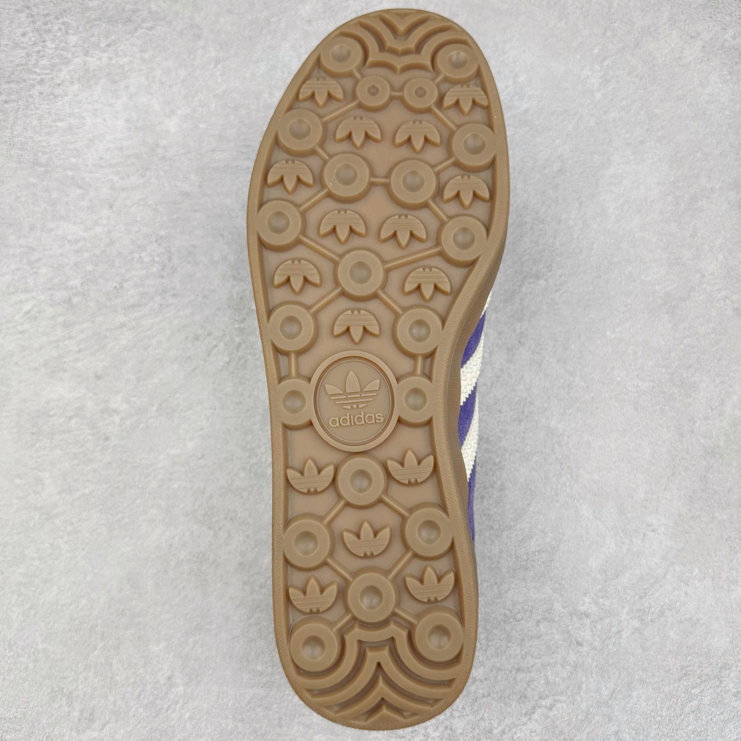 图片[9]-＃HP纯原 AD Original Gazelle Trainers 瞪羚室内鞋系列低帮复古百搭休闲运动德训风板鞋 IF1806 高端零售特供批次 原厂定制长毛翻毛皮组合环保纤维革鞋面材质 内置环保海玻璃鞋垫 外置RB橡胶大底 产品品控稳定性领先行业 原厂全套原楦原纸板冲刀磨具开发 原厂皮料加持 原厂港宝加持定型后跟R度完美 将复古进行到底 简约流畅 三十年不变经典 这款Gazelle运动鞋 无论面料、配色、质感或设计 都只在重现其1991年原款的经典 皮革鞋面 撞色三条纹和鞋跟标的设计 力求呈现90年代的经典复古风潮 Samba火热的同时 也带动了其它的复古鞋型 Gazelle便是其中一只 Gazelle Indoor拥有包边更宽的T字型鞋头 更好的保护运动员的前掌 浓浓的复古氛围感 非常适合现在流行的Cleanfit风格 尺码：35.5 36 36⅔ 37⅓ 38 38⅔ 39⅓ 40 40⅔ 41⅓ 42 42⅔ 43⅓ 44 44⅔ 45-选品中心