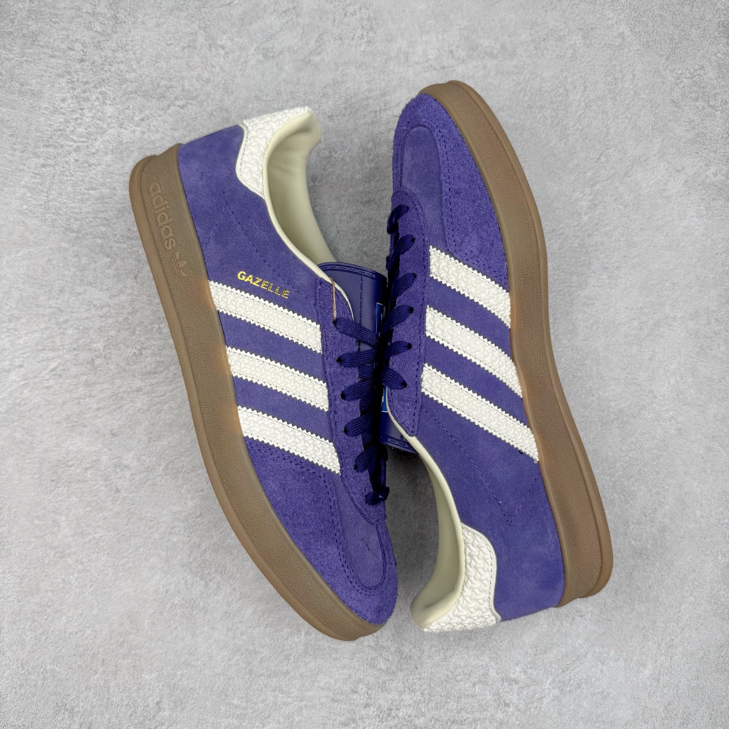 图片[3]-＃HP纯原 AD Original Gazelle Trainers 瞪羚室内鞋系列低帮复古百搭休闲运动德训风板鞋 IF1806 高端零售特供批次 原厂定制长毛翻毛皮组合环保纤维革鞋面材质 内置环保海玻璃鞋垫 外置RB橡胶大底 产品品控稳定性领先行业 原厂全套原楦原纸板冲刀磨具开发 原厂皮料加持 原厂港宝加持定型后跟R度完美 将复古进行到底 简约流畅 三十年不变经典 这款Gazelle运动鞋 无论面料、配色、质感或设计 都只在重现其1991年原款的经典 皮革鞋面 撞色三条纹和鞋跟标的设计 力求呈现90年代的经典复古风潮 Samba火热的同时 也带动了其它的复古鞋型 Gazelle便是其中一只 Gazelle Indoor拥有包边更宽的T字型鞋头 更好的保护运动员的前掌 浓浓的复古氛围感 非常适合现在流行的Cleanfit风格 尺码：35.5 36 36⅔ 37⅓ 38 38⅔ 39⅓ 40 40⅔ 41⅓ 42 42⅔ 43⅓ 44 44⅔ 45-选品中心