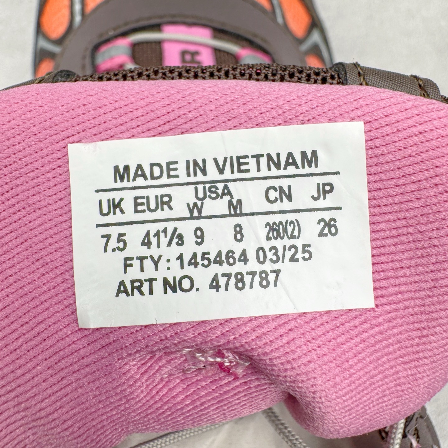 图片[12]-＃HP SALOMON XT-WHISPER 萨洛蒙圆头防滑耐磨低帮休闲越野训练城市通勤跑步鞋 男女同款 浅棕色 纯原外贸平台特供订单 耗时半年巨作 全套原纸板楦头开发 原厂特供网布配套加持 确保原汁原味 完美呈现版型 原档数据独家私模五层组合大底 男女鞋同步官方开发至46.5 原装Ortholite轻量化鞋垫 中底布带钢印编号 原厂TPU锁扣 进口港宝加持 后跟自然饱满 还原公司包裹性 鞋面以“锯齿”状的包裹系统呈现 在基色底之下加入了各种色点缀 将公司的最新技术和时尚前卫的造型融入耐用的长跑款式中 鞋面由 TPU 薄膜制成 并焊接在高耐磨网眼上 使其既时尚又坚固 由 ACS底盘支撑 可增强稳定性和支撑力 以及由橡胶凸耳 Contragrip外底覆盖的 EVA 缓冲中底 旨在应对崎岖的地形 鞋舌上的彩色Salomon 标签、Quicklace 系统以及鞋头、鞋舌和鞋跟上的附加品牌使细节更加完美 让穿着者可以轻松驾驭户外与通勤下的任何运动生活场景 无缝鞋身户外随意纵横 颜值与脚感兼备 出街通勤 绝对非常吸睛 你值得拥有 尺码：36 36.5 37.5 38 38.5 39 40 40.5 41 42 42.5 43 44 44.5 45 46 46.5 注意：偏小1码-选品中心