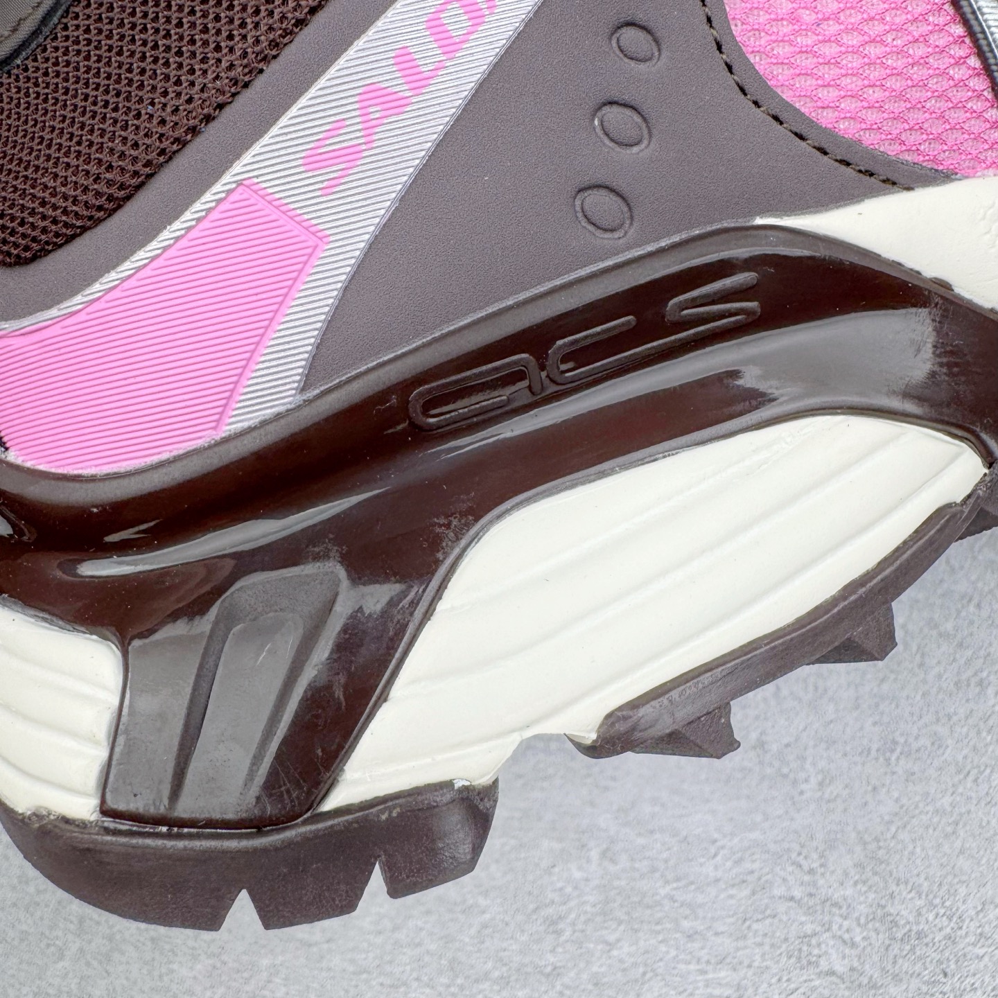 图片[19]-＃HP SALOMON XT-WHISPER 萨洛蒙圆头防滑耐磨低帮休闲越野训练城市通勤跑步鞋 男女同款 浅棕色 纯原外贸平台特供订单 耗时半年巨作 全套原纸板楦头开发 原厂特供网布配套加持 确保原汁原味 完美呈现版型 原档数据独家私模五层组合大底 男女鞋同步官方开发至46.5 原装Ortholite轻量化鞋垫 中底布带钢印编号 原厂TPU锁扣 进口港宝加持 后跟自然饱满 还原公司包裹性 鞋面以“锯齿”状的包裹系统呈现 在基色底之下加入了各种色点缀 将公司的最新技术和时尚前卫的造型融入耐用的长跑款式中 鞋面由 TPU 薄膜制成 并焊接在高耐磨网眼上 使其既时尚又坚固 由 ACS底盘支撑 可增强稳定性和支撑力 以及由橡胶凸耳 Contragrip外底覆盖的 EVA 缓冲中底 旨在应对崎岖的地形 鞋舌上的彩色Salomon 标签、Quicklace 系统以及鞋头、鞋舌和鞋跟上的附加品牌使细节更加完美 让穿着者可以轻松驾驭户外与通勤下的任何运动生活场景 无缝鞋身户外随意纵横 颜值与脚感兼备 出街通勤 绝对非常吸睛 你值得拥有 尺码：36 36.5 37.5 38 38.5 39 40 40.5 41 42 42.5 43 44 44.5 45 46 46.5 注意：偏小1码-选品中心