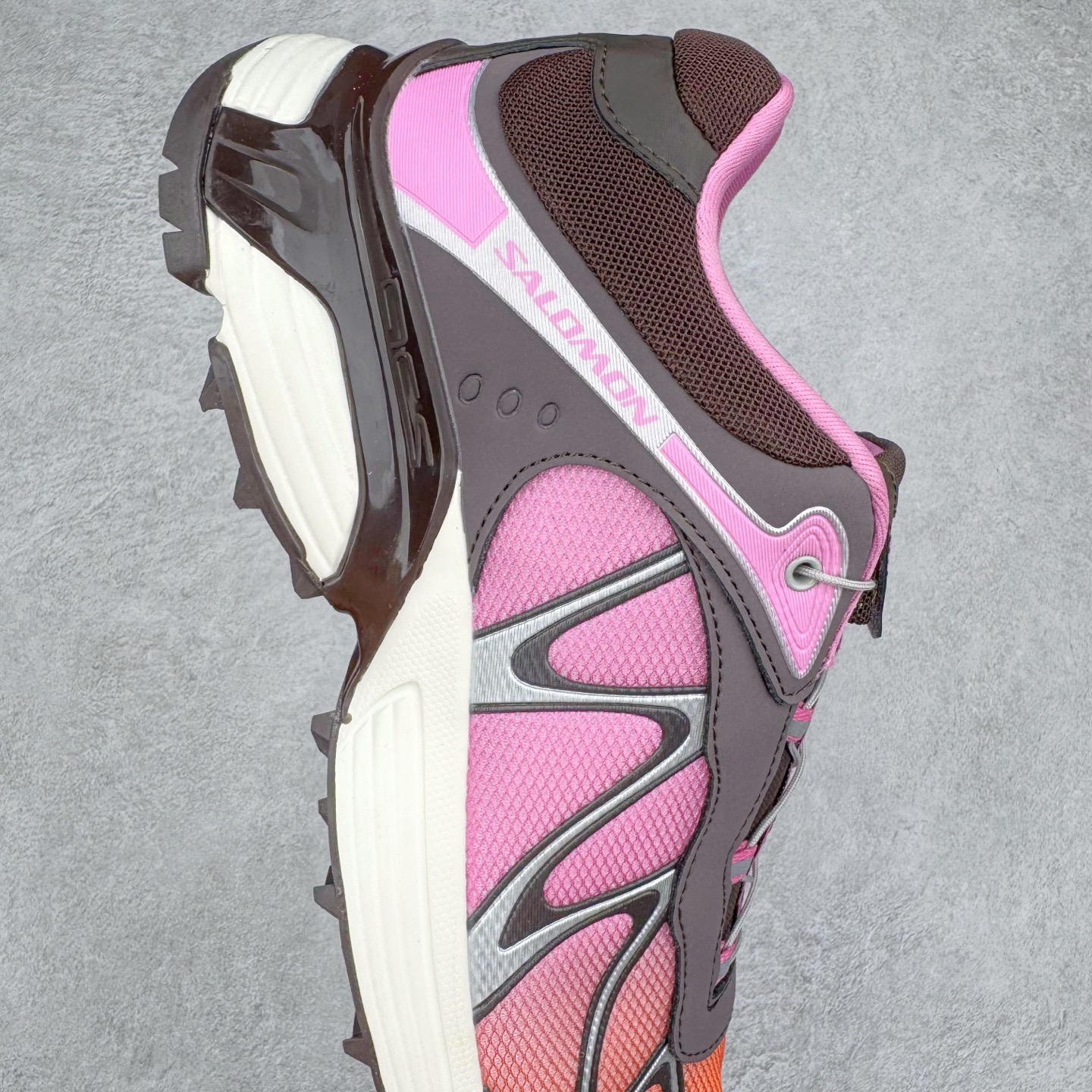 图片[6]-＃HP SALOMON XT-WHISPER 萨洛蒙圆头防滑耐磨低帮休闲越野训练城市通勤跑步鞋 男女同款 浅棕色 纯原外贸平台特供订单 耗时半年巨作 全套原纸板楦头开发 原厂特供网布配套加持 确保原汁原味 完美呈现版型 原档数据独家私模五层组合大底 男女鞋同步官方开发至46.5 原装Ortholite轻量化鞋垫 中底布带钢印编号 原厂TPU锁扣 进口港宝加持 后跟自然饱满 还原公司包裹性 鞋面以“锯齿”状的包裹系统呈现 在基色底之下加入了各种色点缀 将公司的最新技术和时尚前卫的造型融入耐用的长跑款式中 鞋面由 TPU 薄膜制成 并焊接在高耐磨网眼上 使其既时尚又坚固 由 ACS底盘支撑 可增强稳定性和支撑力 以及由橡胶凸耳 Contragrip外底覆盖的 EVA 缓冲中底 旨在应对崎岖的地形 鞋舌上的彩色Salomon 标签、Quicklace 系统以及鞋头、鞋舌和鞋跟上的附加品牌使细节更加完美 让穿着者可以轻松驾驭户外与通勤下的任何运动生活场景 无缝鞋身户外随意纵横 颜值与脚感兼备 出街通勤 绝对非常吸睛 你值得拥有 尺码：36 36.5 37.5 38 38.5 39 40 40.5 41 42 42.5 43 44 44.5 45 46 46.5 注意：偏小1码-选品中心