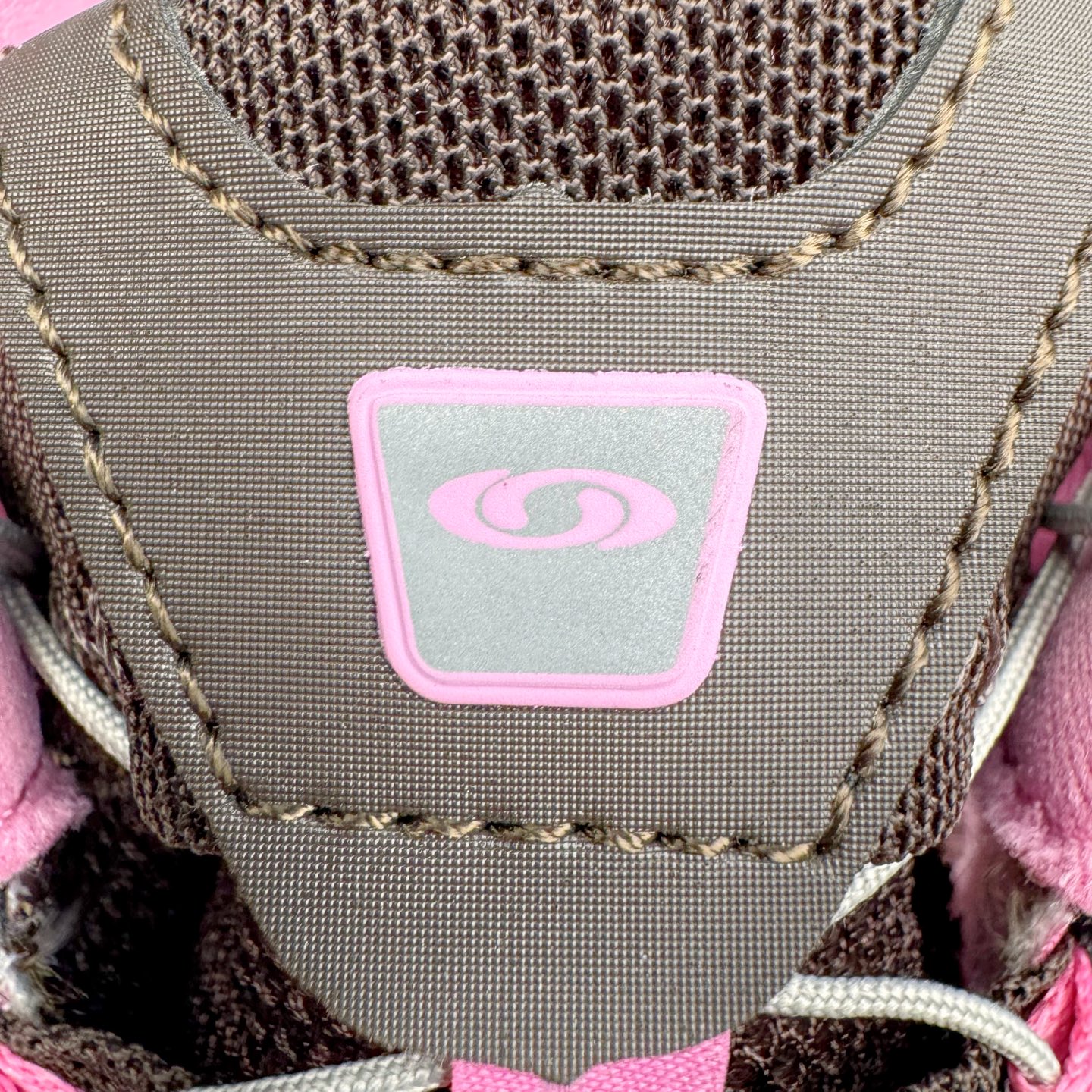 图片[13]-＃HP SALOMON XT-WHISPER 萨洛蒙圆头防滑耐磨低帮休闲越野训练城市通勤跑步鞋 男女同款 浅棕色 纯原外贸平台特供订单 耗时半年巨作 全套原纸板楦头开发 原厂特供网布配套加持 确保原汁原味 完美呈现版型 原档数据独家私模五层组合大底 男女鞋同步官方开发至46.5 原装Ortholite轻量化鞋垫 中底布带钢印编号 原厂TPU锁扣 进口港宝加持 后跟自然饱满 还原公司包裹性 鞋面以“锯齿”状的包裹系统呈现 在基色底之下加入了各种色点缀 将公司的最新技术和时尚前卫的造型融入耐用的长跑款式中 鞋面由 TPU 薄膜制成 并焊接在高耐磨网眼上 使其既时尚又坚固 由 ACS底盘支撑 可增强稳定性和支撑力 以及由橡胶凸耳 Contragrip外底覆盖的 EVA 缓冲中底 旨在应对崎岖的地形 鞋舌上的彩色Salomon 标签、Quicklace 系统以及鞋头、鞋舌和鞋跟上的附加品牌使细节更加完美 让穿着者可以轻松驾驭户外与通勤下的任何运动生活场景 无缝鞋身户外随意纵横 颜值与脚感兼备 出街通勤 绝对非常吸睛 你值得拥有 尺码：36 36.5 37.5 38 38.5 39 40 40.5 41 42 42.5 43 44 44.5 45 46 46.5 注意：偏小1码-选品中心