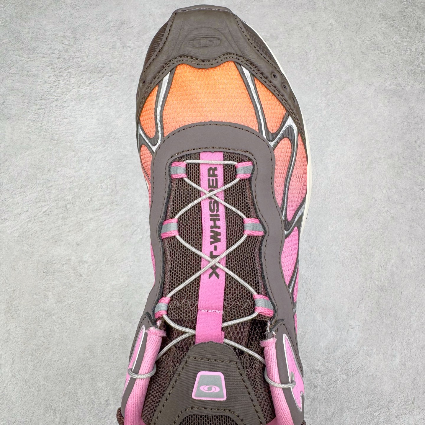 图片[4]-＃HP SALOMON XT-WHISPER 萨洛蒙圆头防滑耐磨低帮休闲越野训练城市通勤跑步鞋 男女同款 浅棕色 纯原外贸平台特供订单 耗时半年巨作 全套原纸板楦头开发 原厂特供网布配套加持 确保原汁原味 完美呈现版型 原档数据独家私模五层组合大底 男女鞋同步官方开发至46.5 原装Ortholite轻量化鞋垫 中底布带钢印编号 原厂TPU锁扣 进口港宝加持 后跟自然饱满 还原公司包裹性 鞋面以“锯齿”状的包裹系统呈现 在基色底之下加入了各种色点缀 将公司的最新技术和时尚前卫的造型融入耐用的长跑款式中 鞋面由 TPU 薄膜制成 并焊接在高耐磨网眼上 使其既时尚又坚固 由 ACS底盘支撑 可增强稳定性和支撑力 以及由橡胶凸耳 Contragrip外底覆盖的 EVA 缓冲中底 旨在应对崎岖的地形 鞋舌上的彩色Salomon 标签、Quicklace 系统以及鞋头、鞋舌和鞋跟上的附加品牌使细节更加完美 让穿着者可以轻松驾驭户外与通勤下的任何运动生活场景 无缝鞋身户外随意纵横 颜值与脚感兼备 出街通勤 绝对非常吸睛 你值得拥有 尺码：36 36.5 37.5 38 38.5 39 40 40.5 41 42 42.5 43 44 44.5 45 46 46.5 注意：偏小1码-选品中心