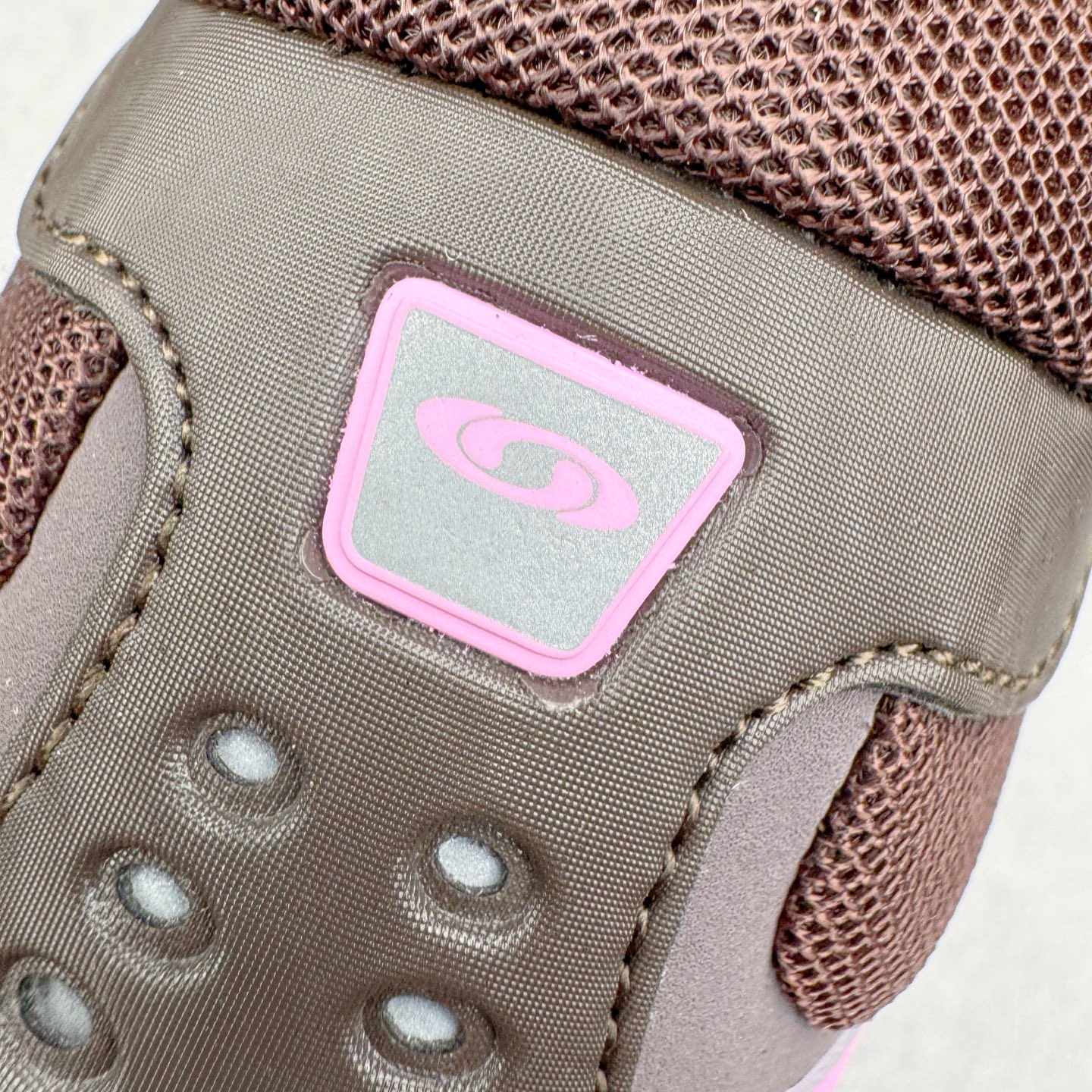 图片[16]-＃HP SALOMON XT-WHISPER 萨洛蒙圆头防滑耐磨低帮休闲越野训练城市通勤跑步鞋 男女同款 浅棕色 纯原外贸平台特供订单 耗时半年巨作 全套原纸板楦头开发 原厂特供网布配套加持 确保原汁原味 完美呈现版型 原档数据独家私模五层组合大底 男女鞋同步官方开发至46.5 原装Ortholite轻量化鞋垫 中底布带钢印编号 原厂TPU锁扣 进口港宝加持 后跟自然饱满 还原公司包裹性 鞋面以“锯齿”状的包裹系统呈现 在基色底之下加入了各种色点缀 将公司的最新技术和时尚前卫的造型融入耐用的长跑款式中 鞋面由 TPU 薄膜制成 并焊接在高耐磨网眼上 使其既时尚又坚固 由 ACS底盘支撑 可增强稳定性和支撑力 以及由橡胶凸耳 Contragrip外底覆盖的 EVA 缓冲中底 旨在应对崎岖的地形 鞋舌上的彩色Salomon 标签、Quicklace 系统以及鞋头、鞋舌和鞋跟上的附加品牌使细节更加完美 让穿着者可以轻松驾驭户外与通勤下的任何运动生活场景 无缝鞋身户外随意纵横 颜值与脚感兼备 出街通勤 绝对非常吸睛 你值得拥有 尺码：36 36.5 37.5 38 38.5 39 40 40.5 41 42 42.5 43 44 44.5 45 46 46.5 注意：偏小1码-选品中心