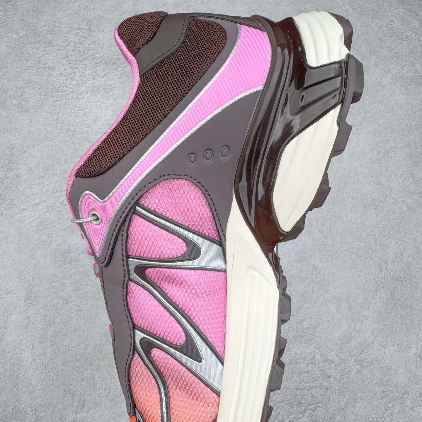 图片[7]-＃HP SALOMON XT-WHISPER 萨洛蒙圆头防滑耐磨低帮休闲越野训练城市通勤跑步鞋 男女同款 浅棕色 纯原外贸平台特供订单 耗时半年巨作 全套原纸板楦头开发 原厂特供网布配套加持 确保原汁原味 完美呈现版型 原档数据独家私模五层组合大底 男女鞋同步官方开发至46.5 原装Ortholite轻量化鞋垫 中底布带钢印编号 原厂TPU锁扣 进口港宝加持 后跟自然饱满 还原公司包裹性 鞋面以“锯齿”状的包裹系统呈现 在基色底之下加入了各种色点缀 将公司的最新技术和时尚前卫的造型融入耐用的长跑款式中 鞋面由 TPU 薄膜制成 并焊接在高耐磨网眼上 使其既时尚又坚固 由 ACS底盘支撑 可增强稳定性和支撑力 以及由橡胶凸耳 Contragrip外底覆盖的 EVA 缓冲中底 旨在应对崎岖的地形 鞋舌上的彩色Salomon 标签、Quicklace 系统以及鞋头、鞋舌和鞋跟上的附加品牌使细节更加完美 让穿着者可以轻松驾驭户外与通勤下的任何运动生活场景 无缝鞋身户外随意纵横 颜值与脚感兼备 出街通勤 绝对非常吸睛 你值得拥有 尺码：36 36.5 37.5 38 38.5 39 40 40.5 41 42 42.5 43 44 44.5 45 46 46.5 注意：偏小1码-选品中心