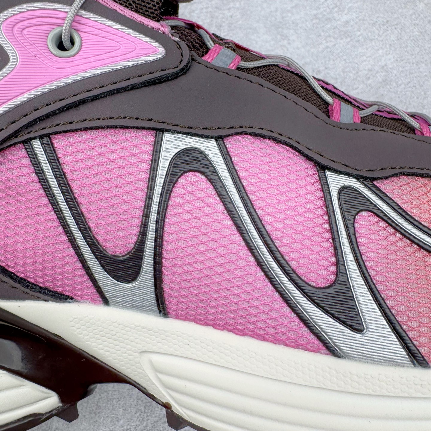 图片[17]-＃HP SALOMON XT-WHISPER 萨洛蒙圆头防滑耐磨低帮休闲越野训练城市通勤跑步鞋 男女同款 浅棕色 纯原外贸平台特供订单 耗时半年巨作 全套原纸板楦头开发 原厂特供网布配套加持 确保原汁原味 完美呈现版型 原档数据独家私模五层组合大底 男女鞋同步官方开发至46.5 原装Ortholite轻量化鞋垫 中底布带钢印编号 原厂TPU锁扣 进口港宝加持 后跟自然饱满 还原公司包裹性 鞋面以“锯齿”状的包裹系统呈现 在基色底之下加入了各种色点缀 将公司的最新技术和时尚前卫的造型融入耐用的长跑款式中 鞋面由 TPU 薄膜制成 并焊接在高耐磨网眼上 使其既时尚又坚固 由 ACS底盘支撑 可增强稳定性和支撑力 以及由橡胶凸耳 Contragrip外底覆盖的 EVA 缓冲中底 旨在应对崎岖的地形 鞋舌上的彩色Salomon 标签、Quicklace 系统以及鞋头、鞋舌和鞋跟上的附加品牌使细节更加完美 让穿着者可以轻松驾驭户外与通勤下的任何运动生活场景 无缝鞋身户外随意纵横 颜值与脚感兼备 出街通勤 绝对非常吸睛 你值得拥有 尺码：36 36.5 37.5 38 38.5 39 40 40.5 41 42 42.5 43 44 44.5 45 46 46.5 注意：偏小1码-选品中心