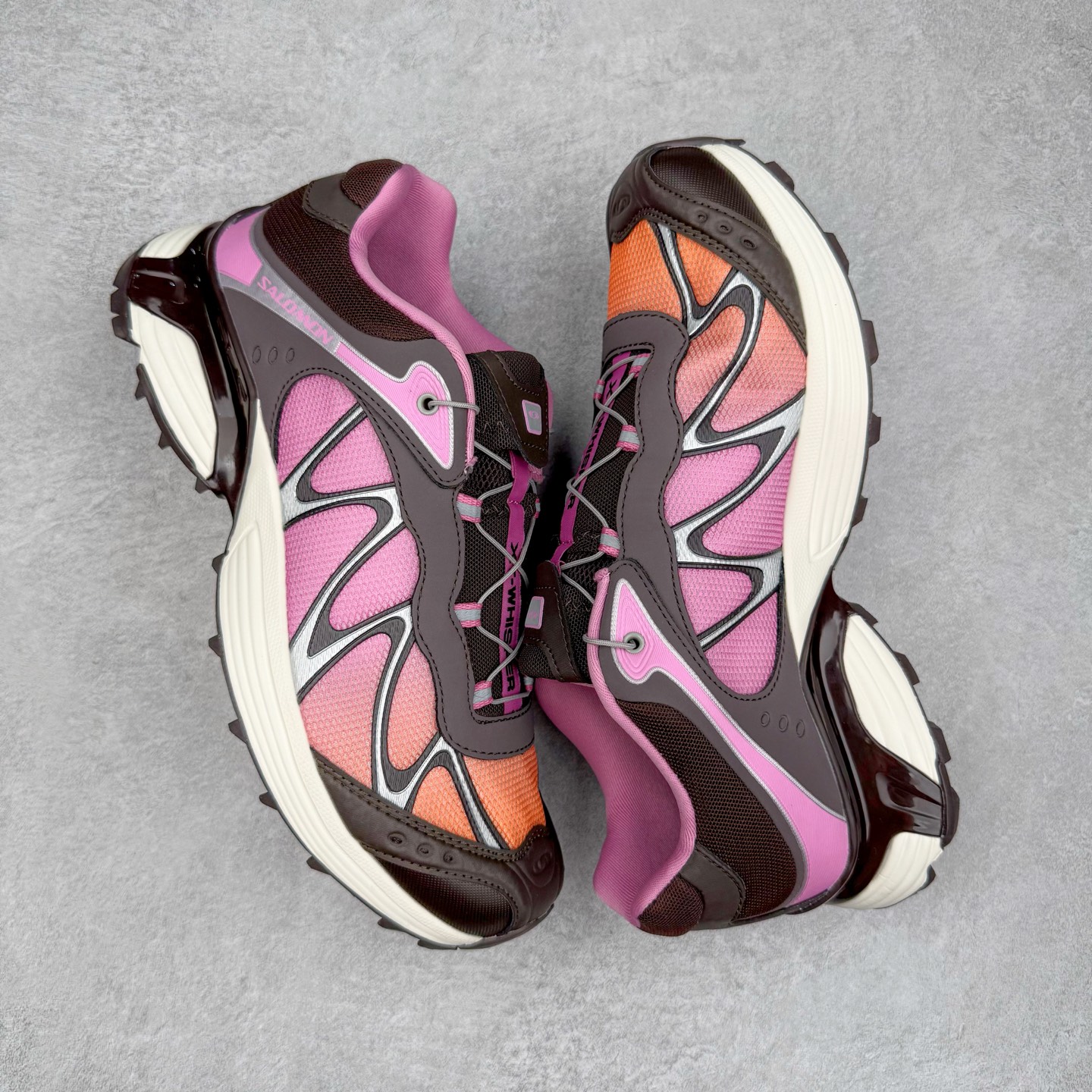 图片[3]-＃HP SALOMON XT-WHISPER 萨洛蒙圆头防滑耐磨低帮休闲越野训练城市通勤跑步鞋 男女同款 浅棕色 纯原外贸平台特供订单 耗时半年巨作 全套原纸板楦头开发 原厂特供网布配套加持 确保原汁原味 完美呈现版型 原档数据独家私模五层组合大底 男女鞋同步官方开发至46.5 原装Ortholite轻量化鞋垫 中底布带钢印编号 原厂TPU锁扣 进口港宝加持 后跟自然饱满 还原公司包裹性 鞋面以“锯齿”状的包裹系统呈现 在基色底之下加入了各种色点缀 将公司的最新技术和时尚前卫的造型融入耐用的长跑款式中 鞋面由 TPU 薄膜制成 并焊接在高耐磨网眼上 使其既时尚又坚固 由 ACS底盘支撑 可增强稳定性和支撑力 以及由橡胶凸耳 Contragrip外底覆盖的 EVA 缓冲中底 旨在应对崎岖的地形 鞋舌上的彩色Salomon 标签、Quicklace 系统以及鞋头、鞋舌和鞋跟上的附加品牌使细节更加完美 让穿着者可以轻松驾驭户外与通勤下的任何运动生活场景 无缝鞋身户外随意纵横 颜值与脚感兼备 出街通勤 绝对非常吸睛 你值得拥有 尺码：36 36.5 37.5 38 38.5 39 40 40.5 41 42 42.5 43 44 44.5 45 46 46.5 注意：偏小1码-选品中心